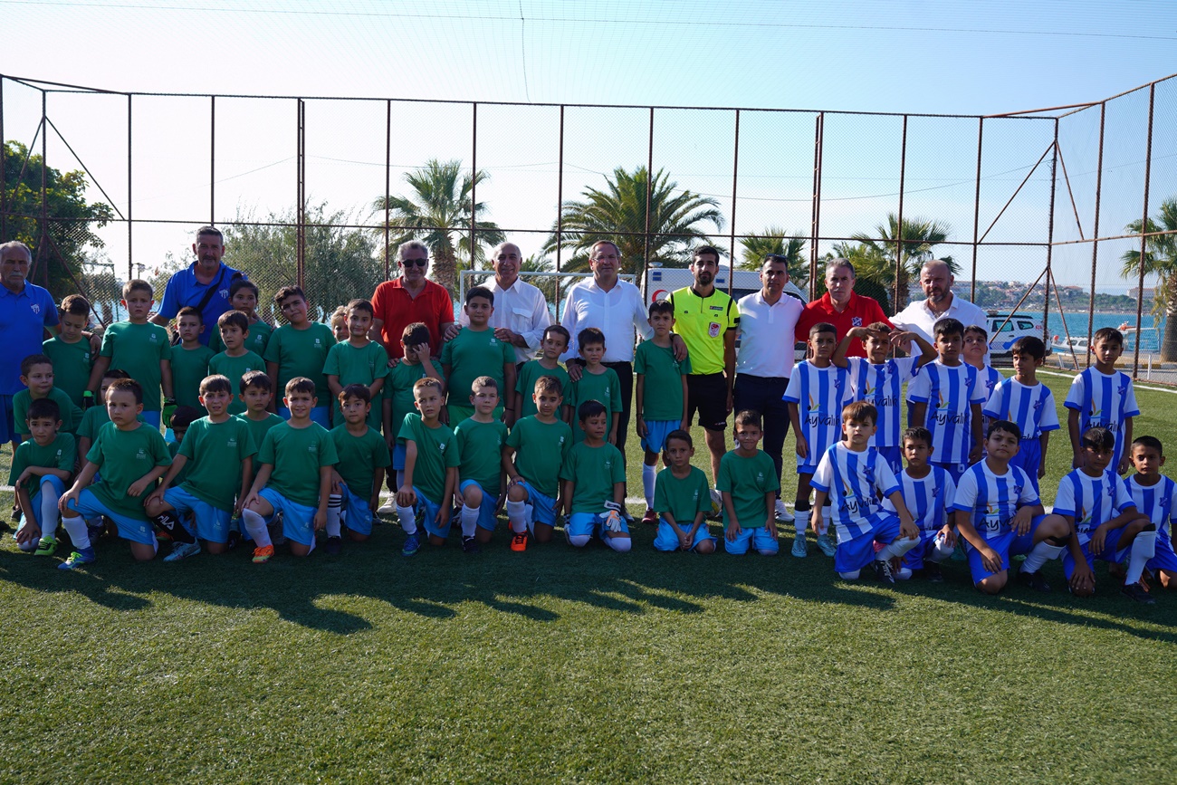 Ayvalık'ta Futbol Turnuvası Başkan Ergin'in Vuruşu Ile Başladı2