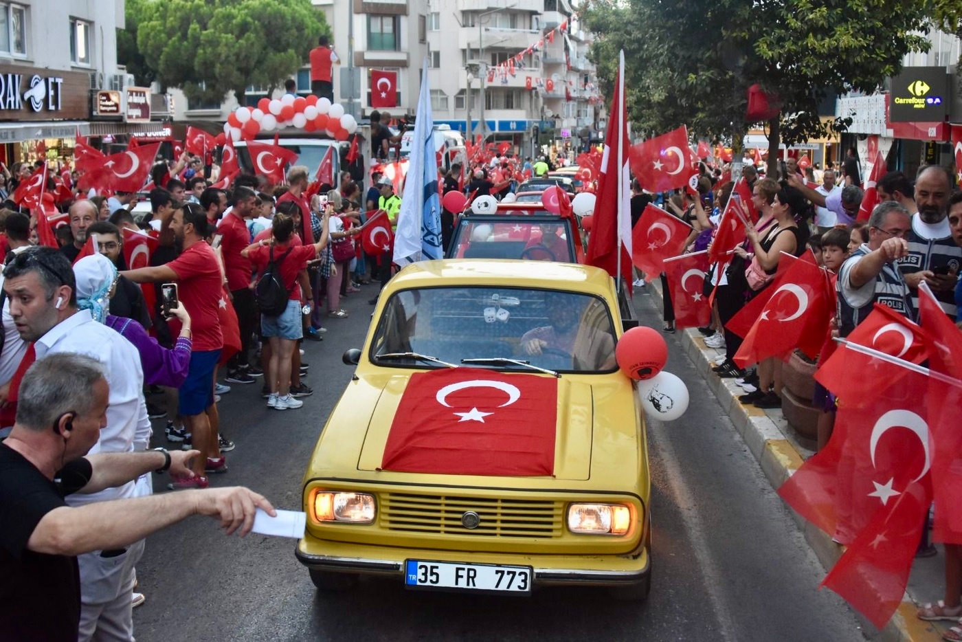 Balçovalılar 30 Ağustos'ta Grup Laçin Konseriyle Coştu1