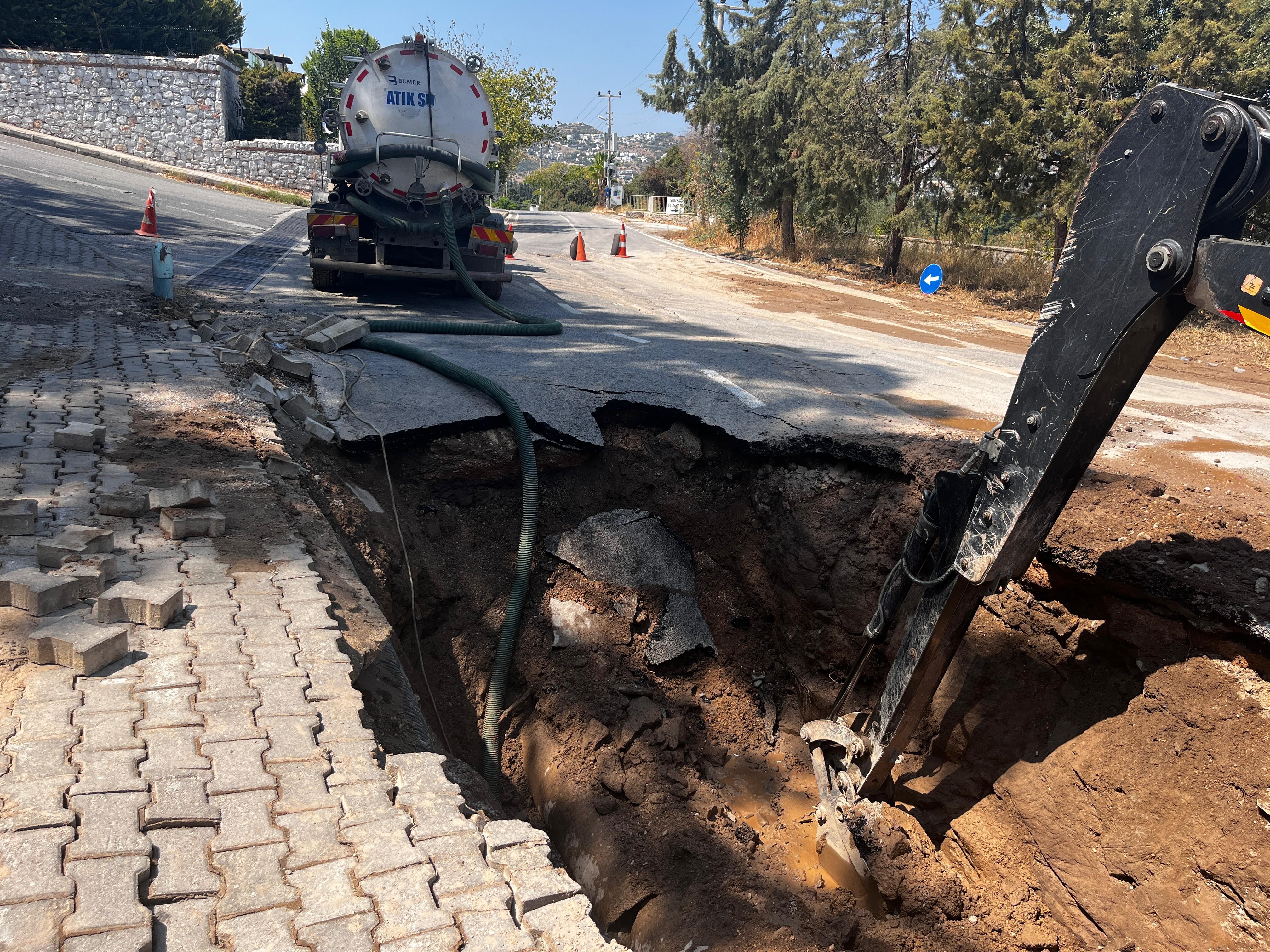 Bodrum'da Isale Hattında Yeni Patlama Yol Trafiğe Kapatıldı2