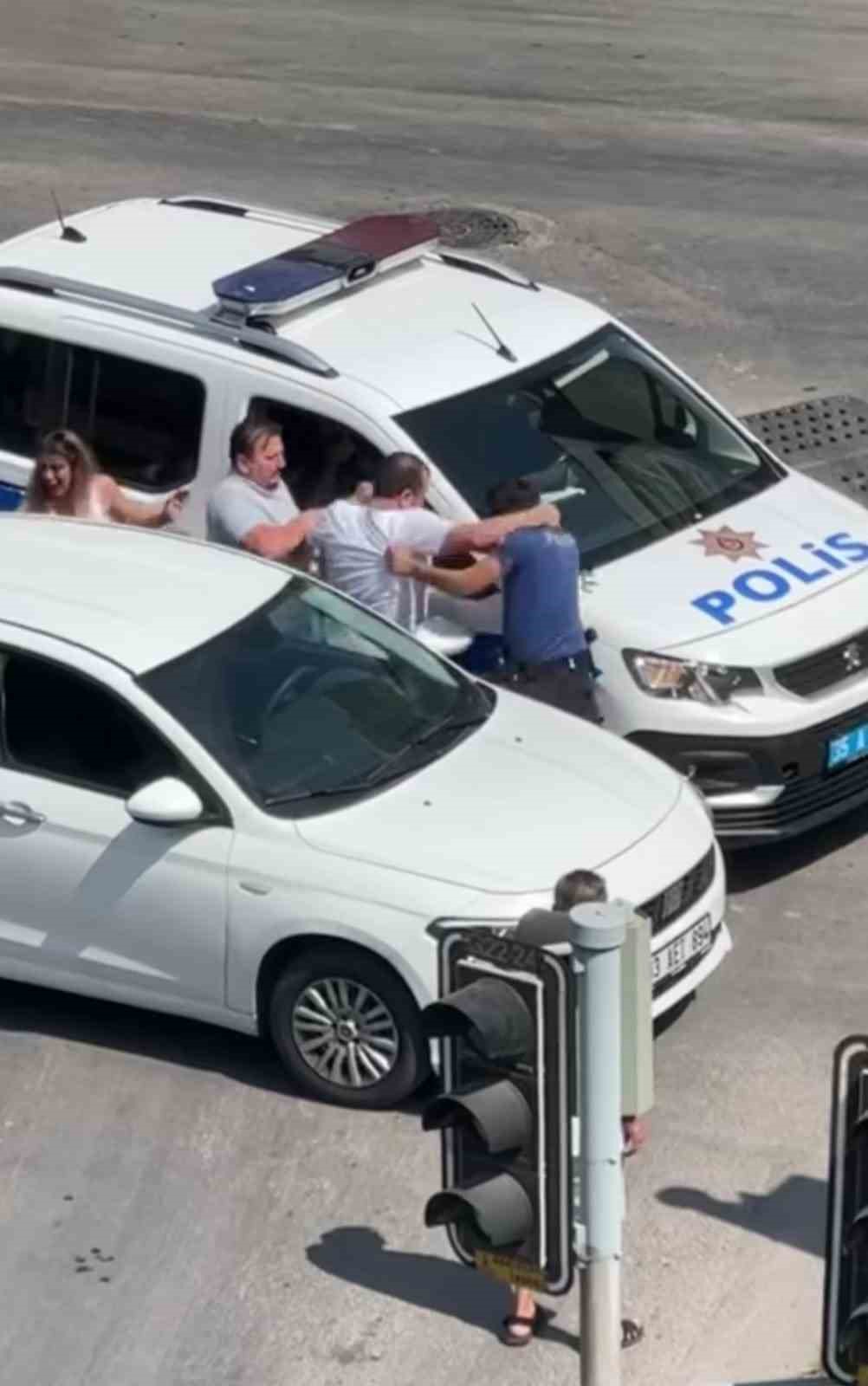 Buca’da Polis Memuruna Saldırı! Ekip Araçlarının Aynaları Kırıldı!