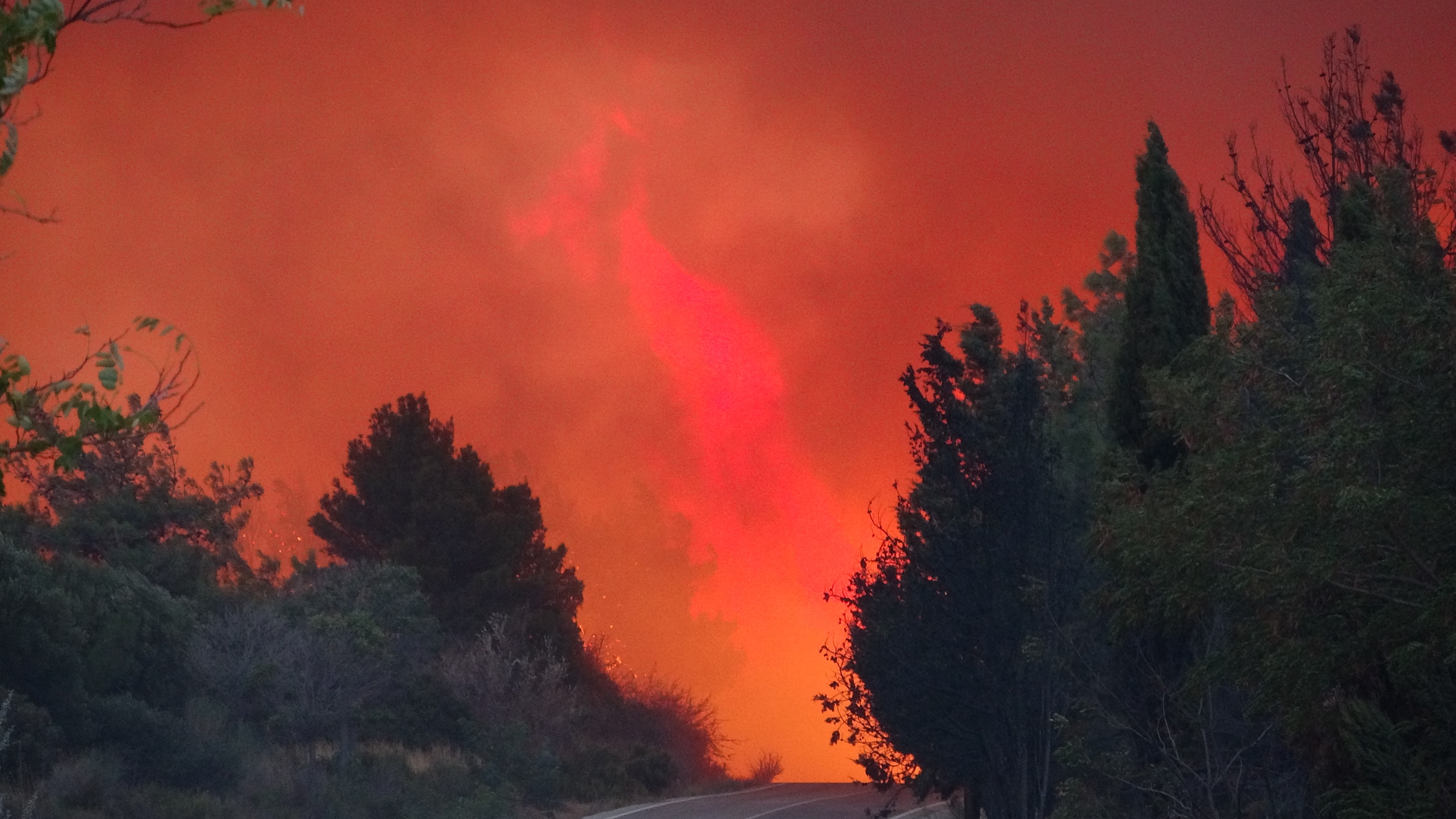 Çanakkale'de Orman Yangını Söndürme Çalışmaları Sürüyor-1