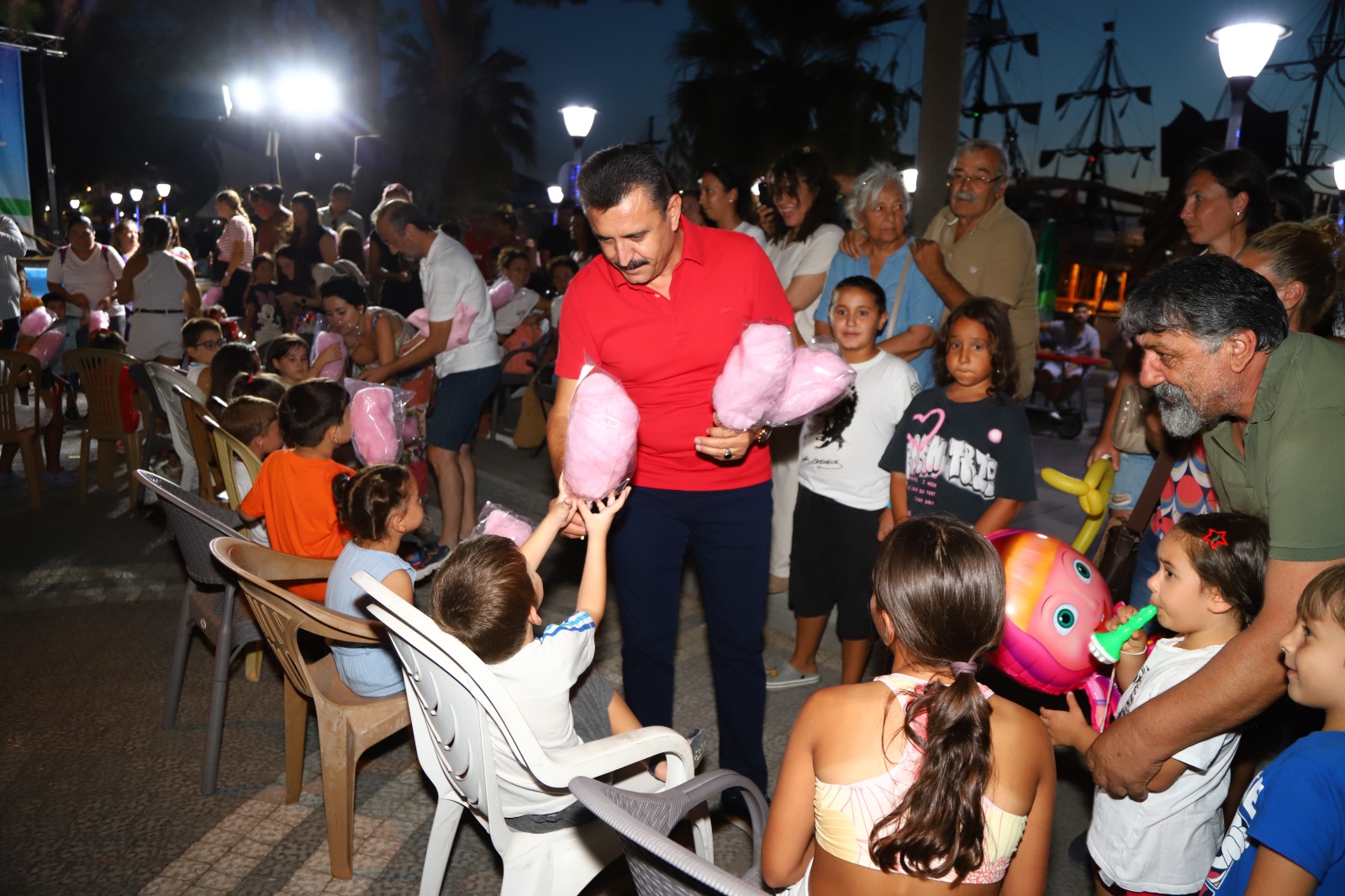 Dikili’de Zafer Bayramı'nda Pinhani Konseri Damga Vurdu