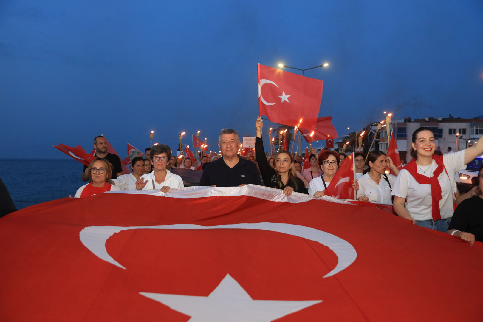 Güzelbahçe’de ‘Denizlerden Zafer’e Fener Alayı’ Ve Devrim Seyrek Konseri2