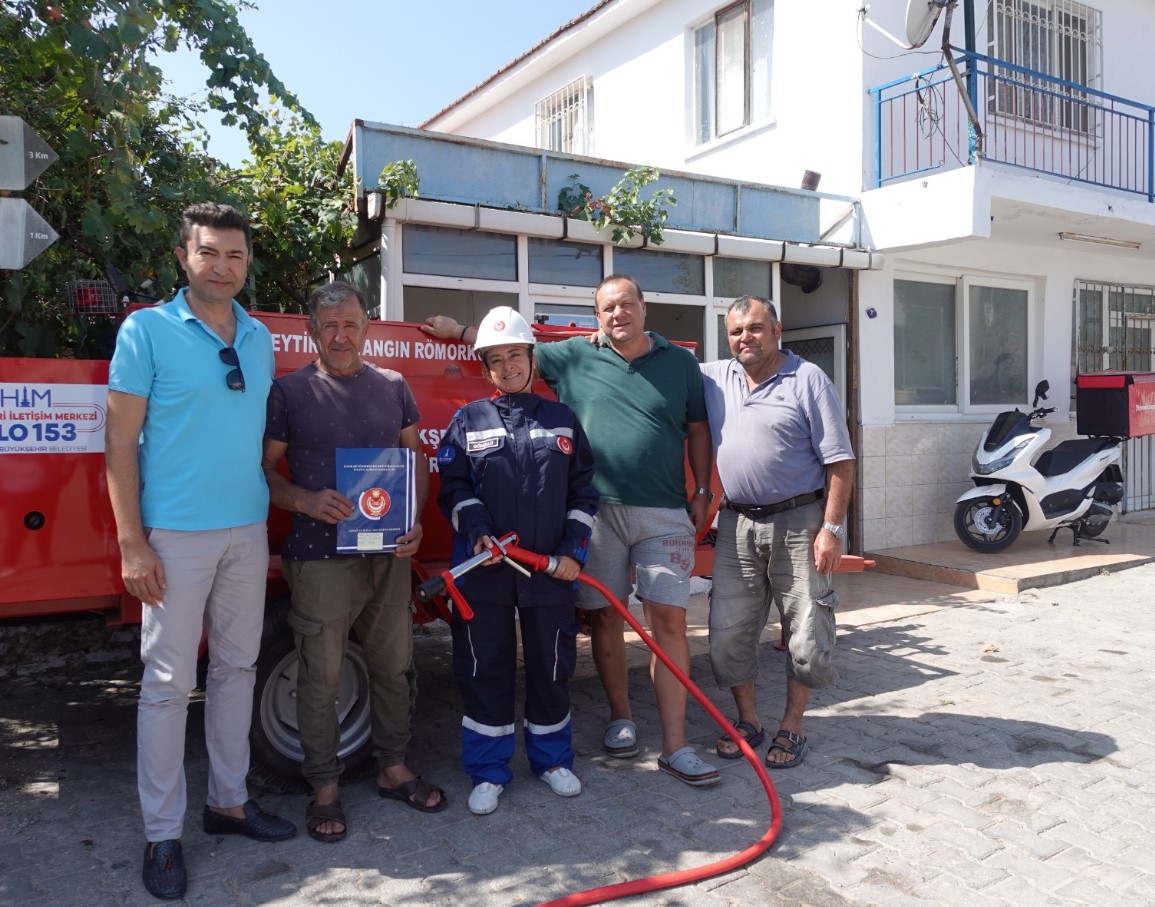 İzmir Büyükşehir Belediyesi'nden Yangın Söndürme Tankeri Desteği0