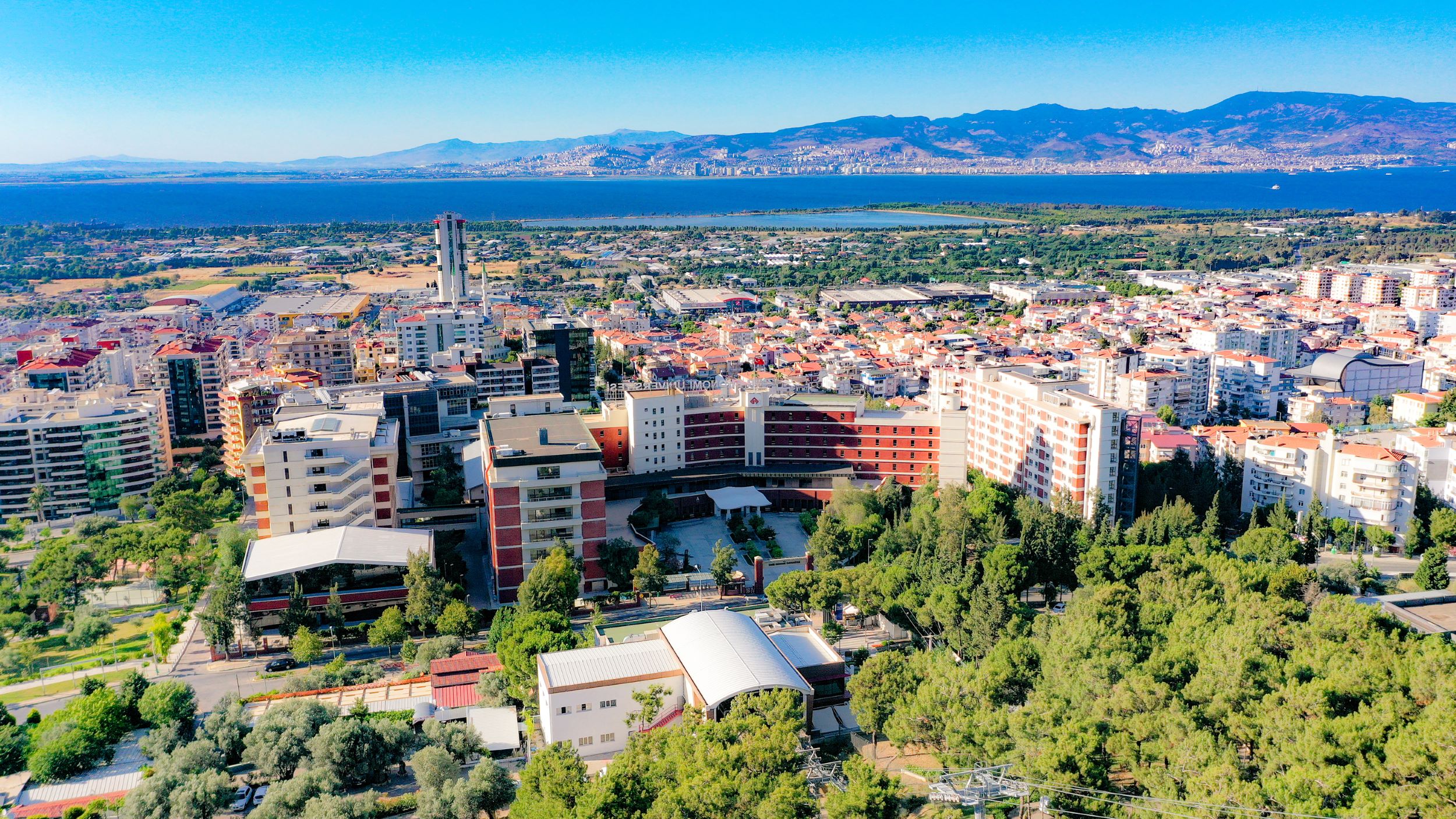 İzmir Ekonomi Üniversitesi’nden Zirveye Kararlı Yürüyüş1