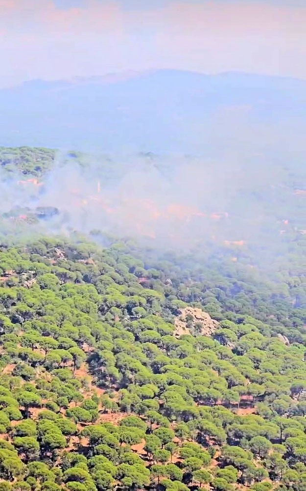 İzmir’in Bergama Ilçesinde Ayvatlar Mahallesi'nde Çıkan Orman Yangını, İzmir Orman Bölge Müdürlüğü Ekiplerinin Havadan Ve Karadan Müdahalesiyle Kontrol Altına Alınmaya Çalışılıyor. 1