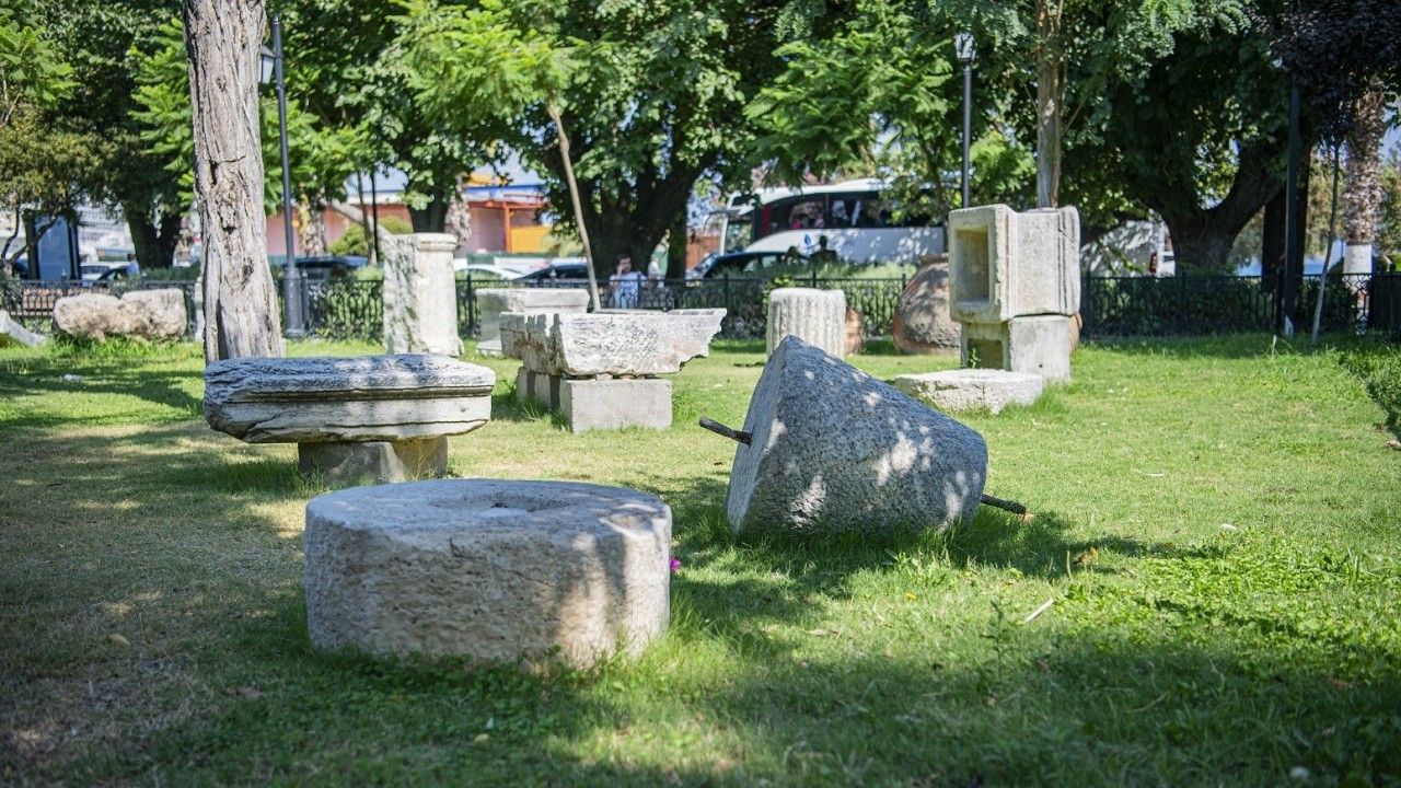 Kuşadası'nda Vandallar Arkeo Park'ta Tarihi Eserleri Tahrip Etti