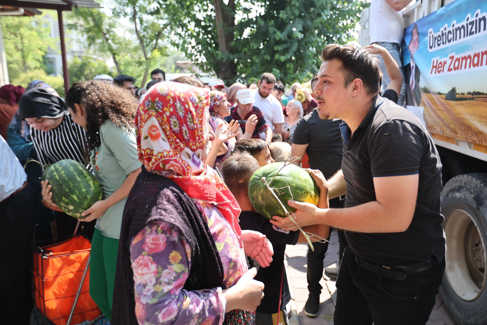 Merkezefendi̇ Beledi̇yesi̇ Ve Acipayam Beledi̇yesi̇ Vatandaşa Taze Karpuz Dağitti (4)