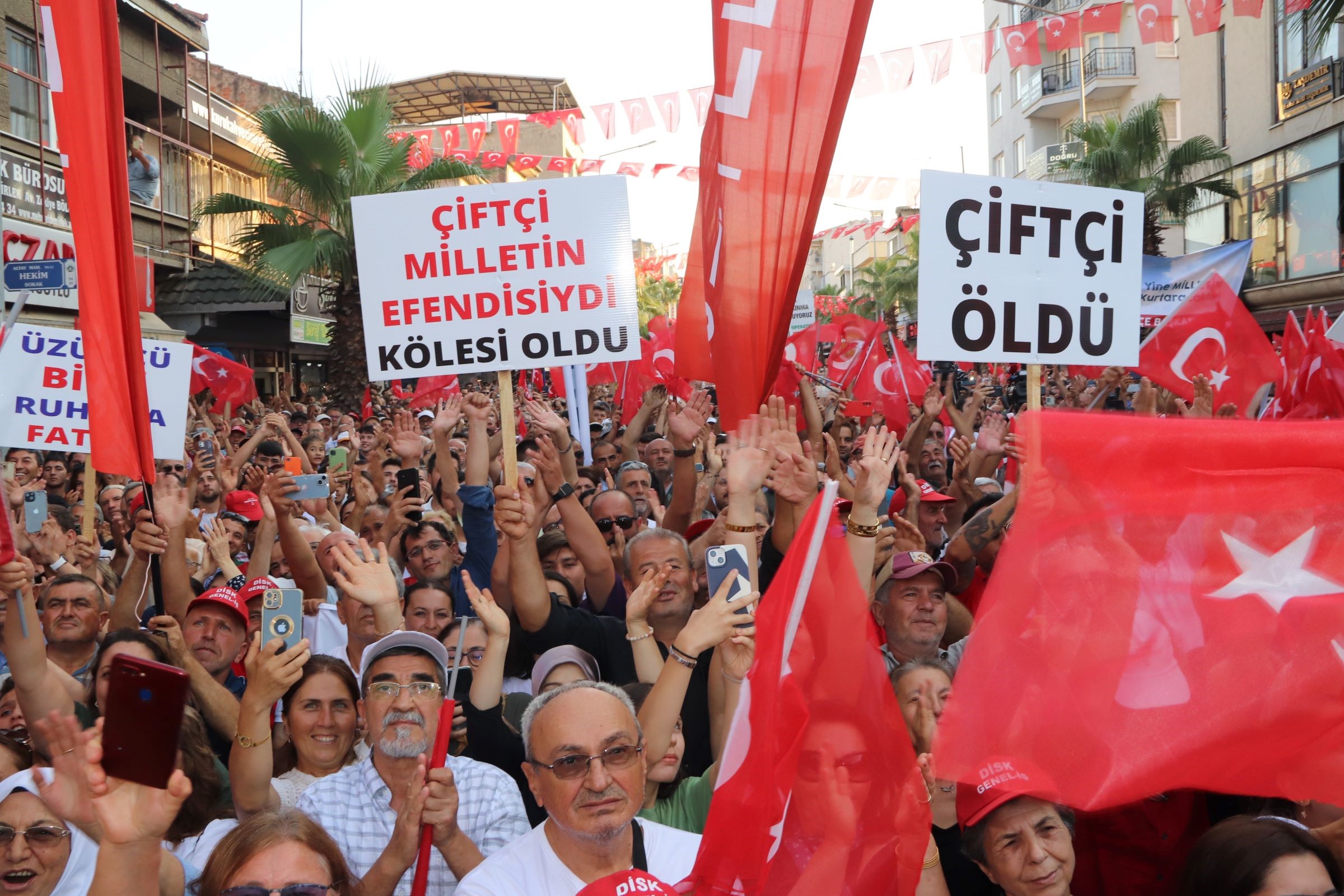 Özgür Özel, Turgutlu'daki Çiftçi Mitingi'nde Traktörlerle Karşılandı2