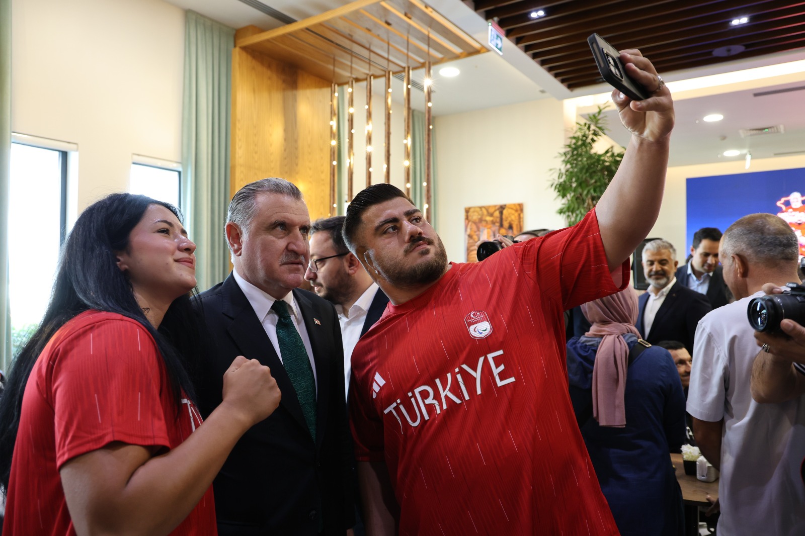 Paralimpik Milli Takımı 94 Sporcu Ile Paris'e Uğurlandı1