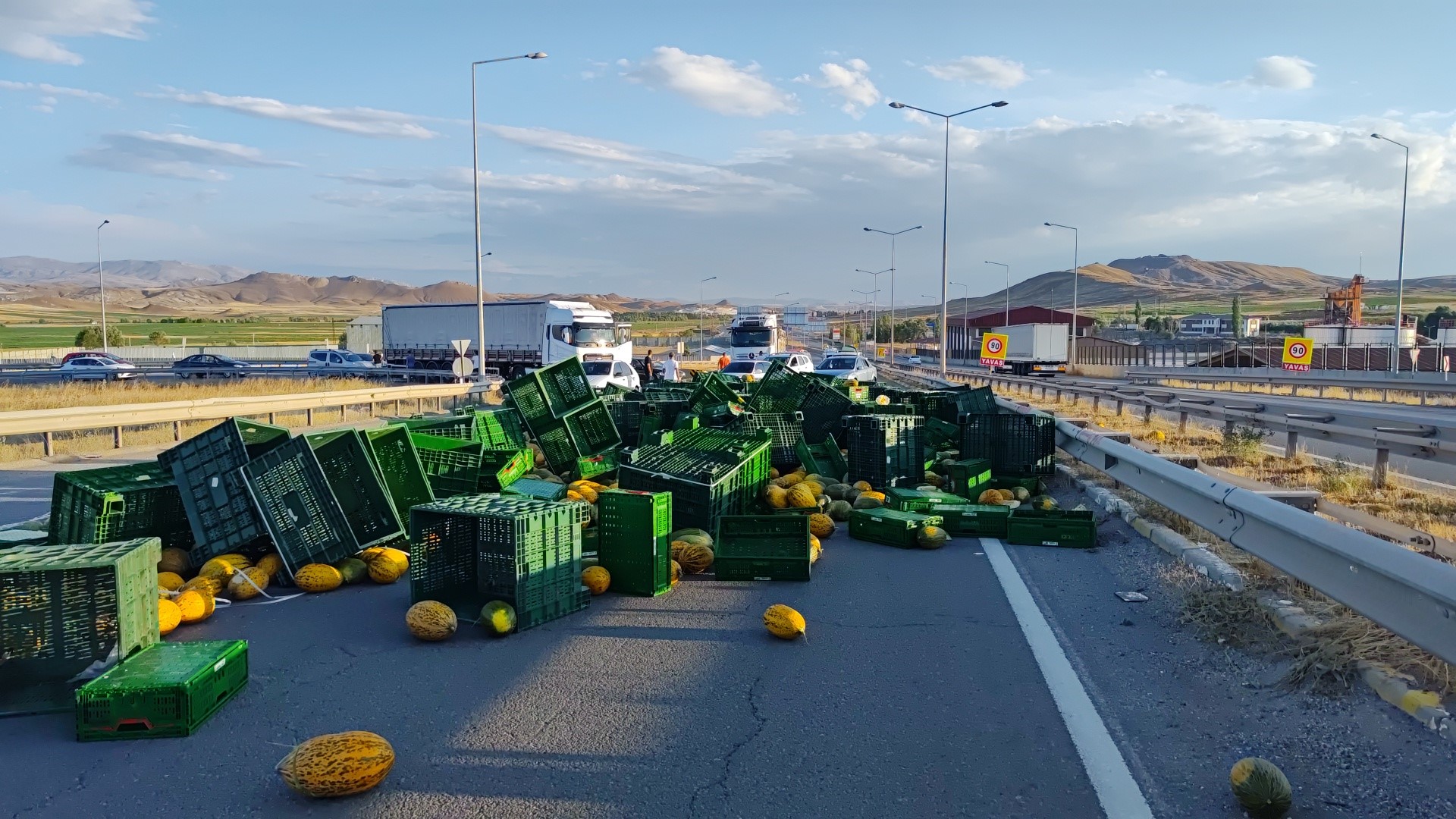 Sivas'ta Tır Kazası Trafik Kısa Süreliğine Kapandı0