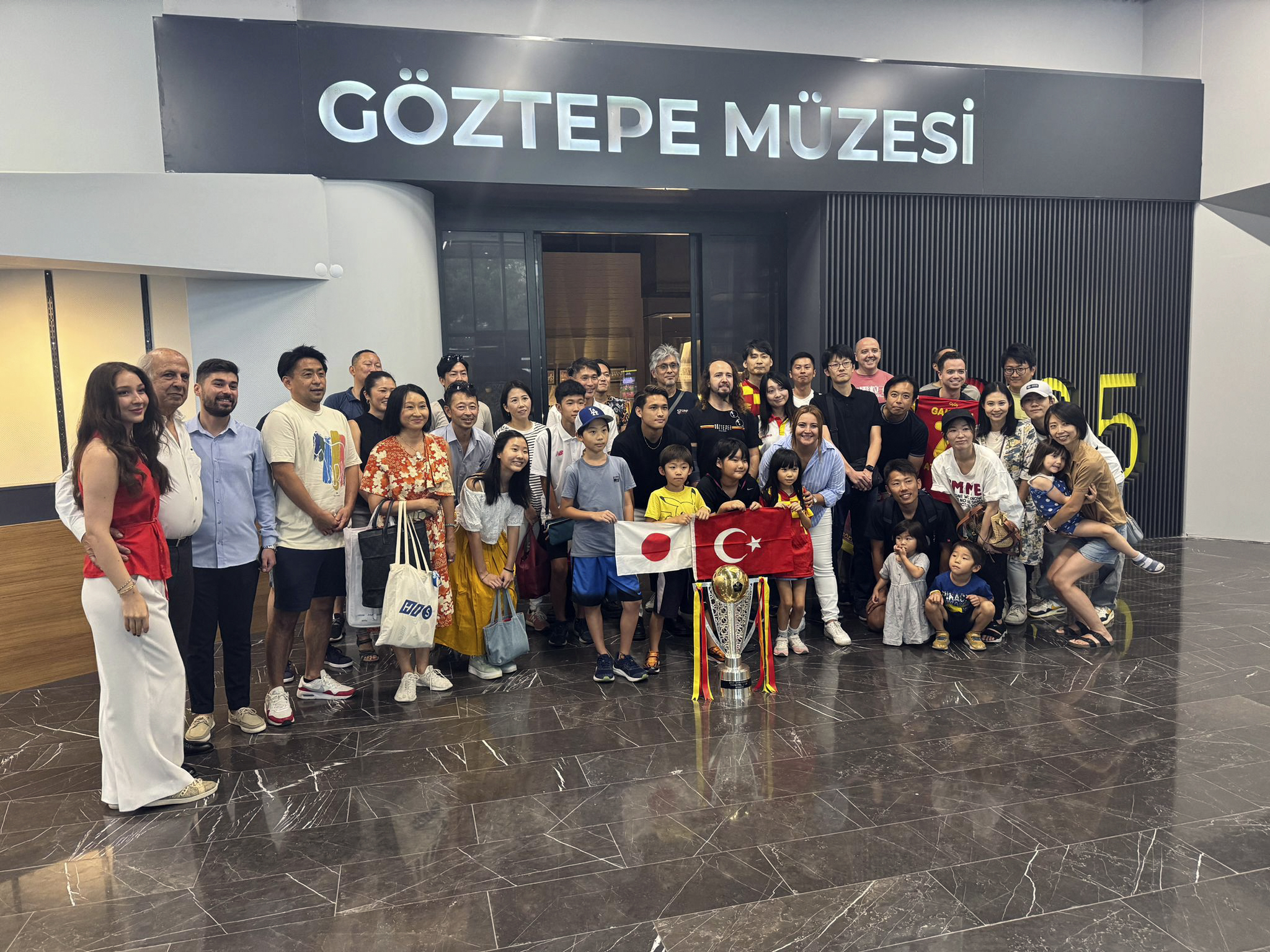 Göztepe’nin Japon futbolcusu Matsuki, yurttaşlarıyla buluştu 