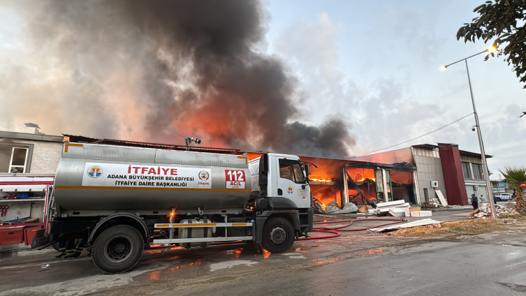 Adana'da Kırtasiye Malzemeleri Deposu Yanıyor1