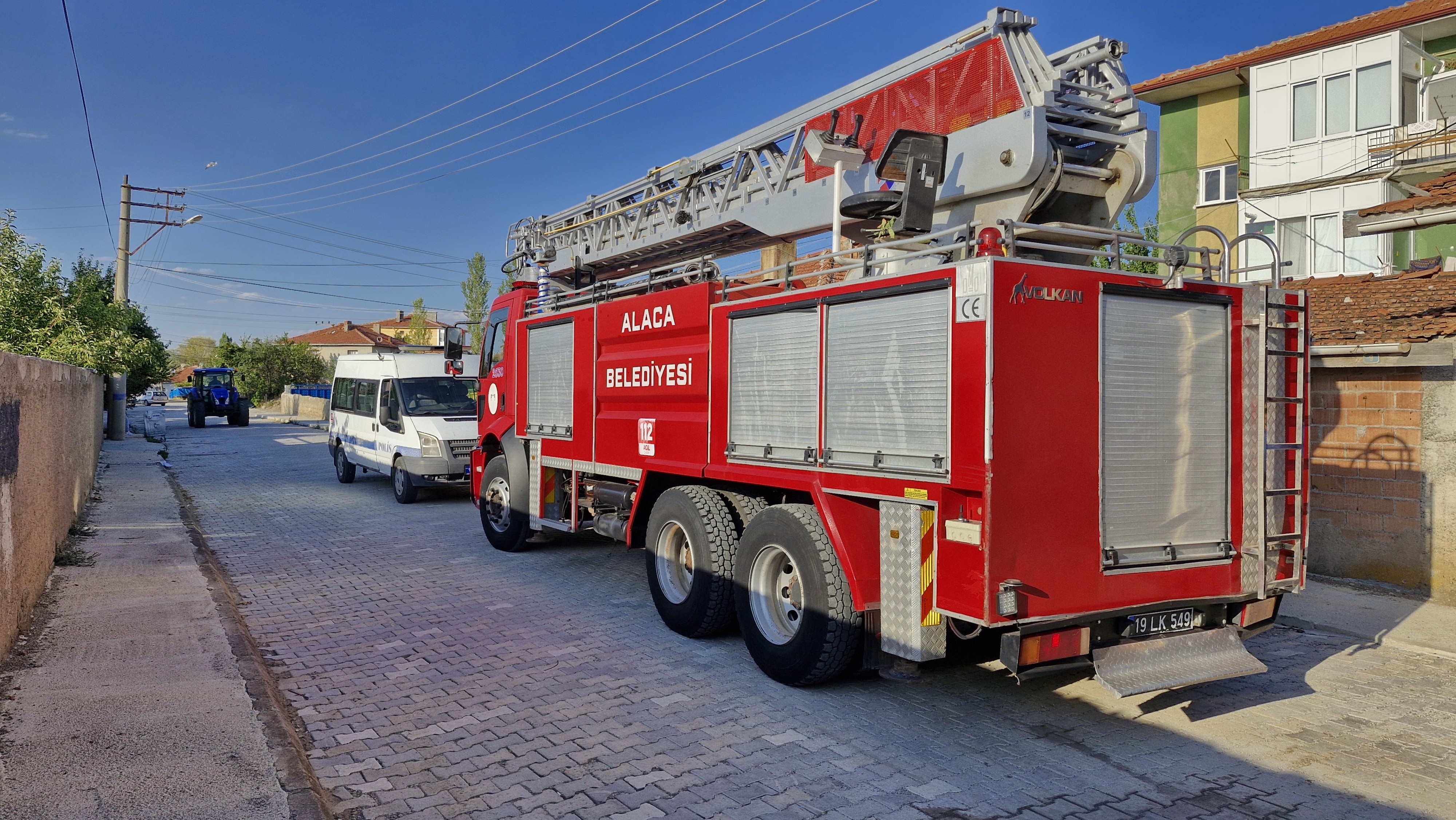 Araçta Mahsur Kalan Bebek Itfaiye Ekipleri Tarafından Kurtarıldı (1)