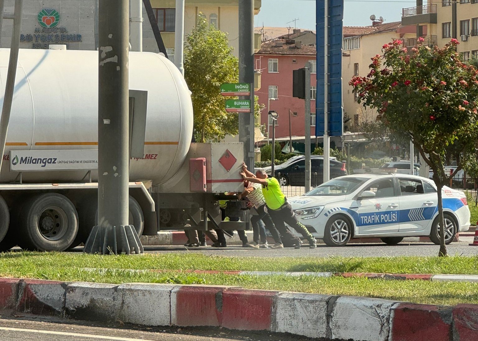 Arızalı Yakıt Tankeri Malatya’da Trafiği Kilitledi (1)