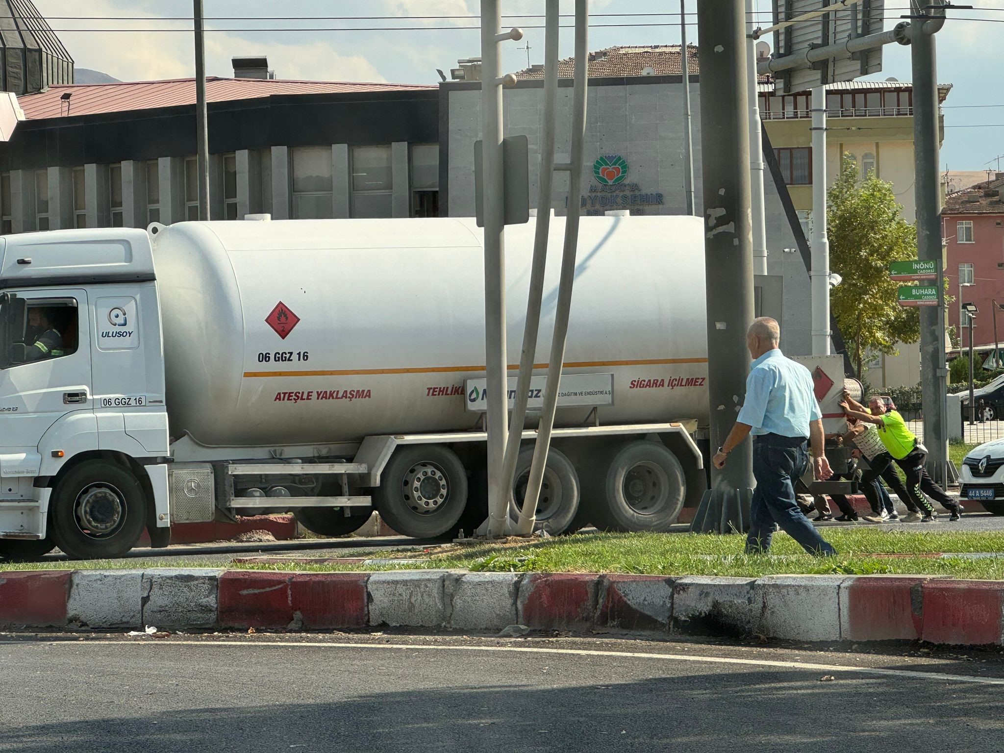 Arızalı Yakıt Tankeri Malatya’da Trafiği Kilitledi (3)