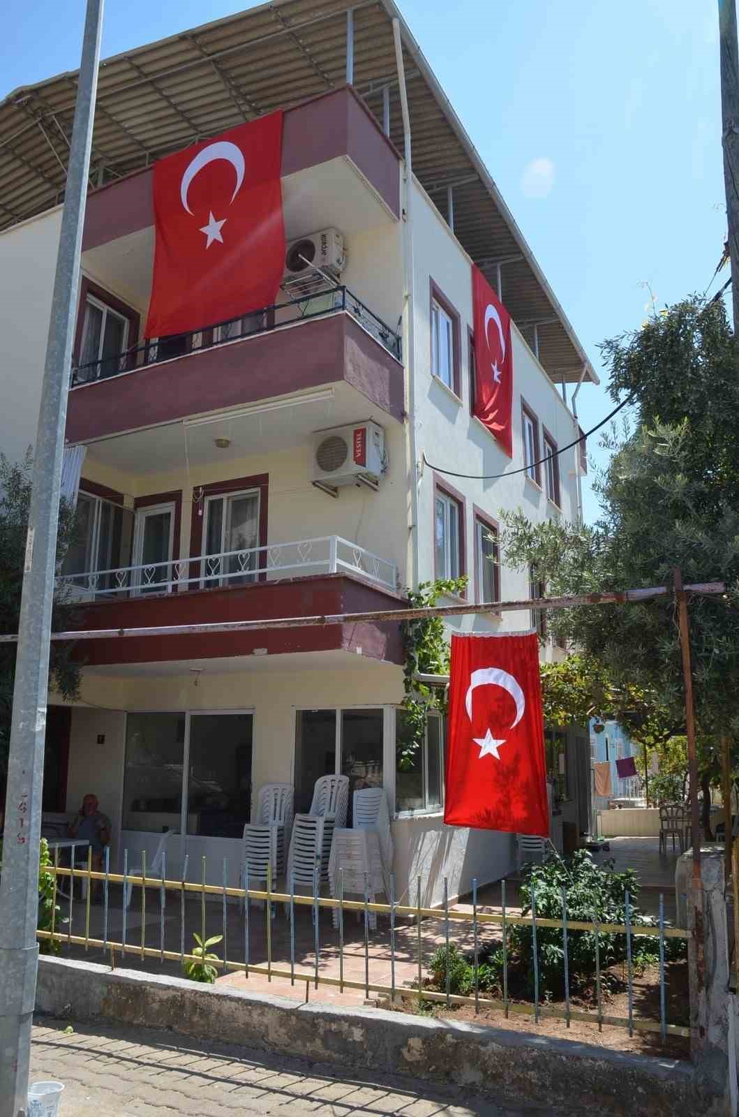 Ayşenur Ezgi Eygi’nin Didim'deki Ata Evi Bayraklarla Donatıldı1