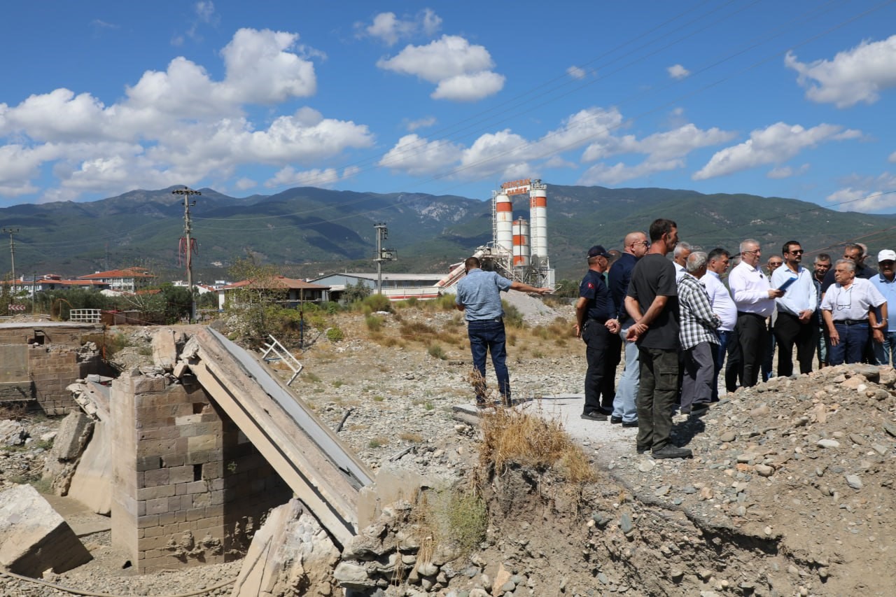 Balıkesir'de Yıkılan Köprünün Yeniden Yapılması Talep Ediliyor0