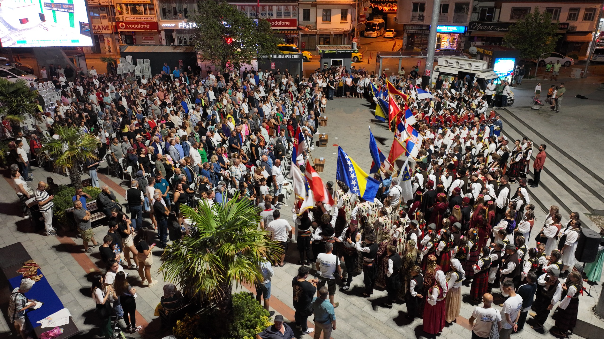 Burhaniye’de 16 Ülkeden 700 Dansçı Coşkuyla Sahne Aldı0