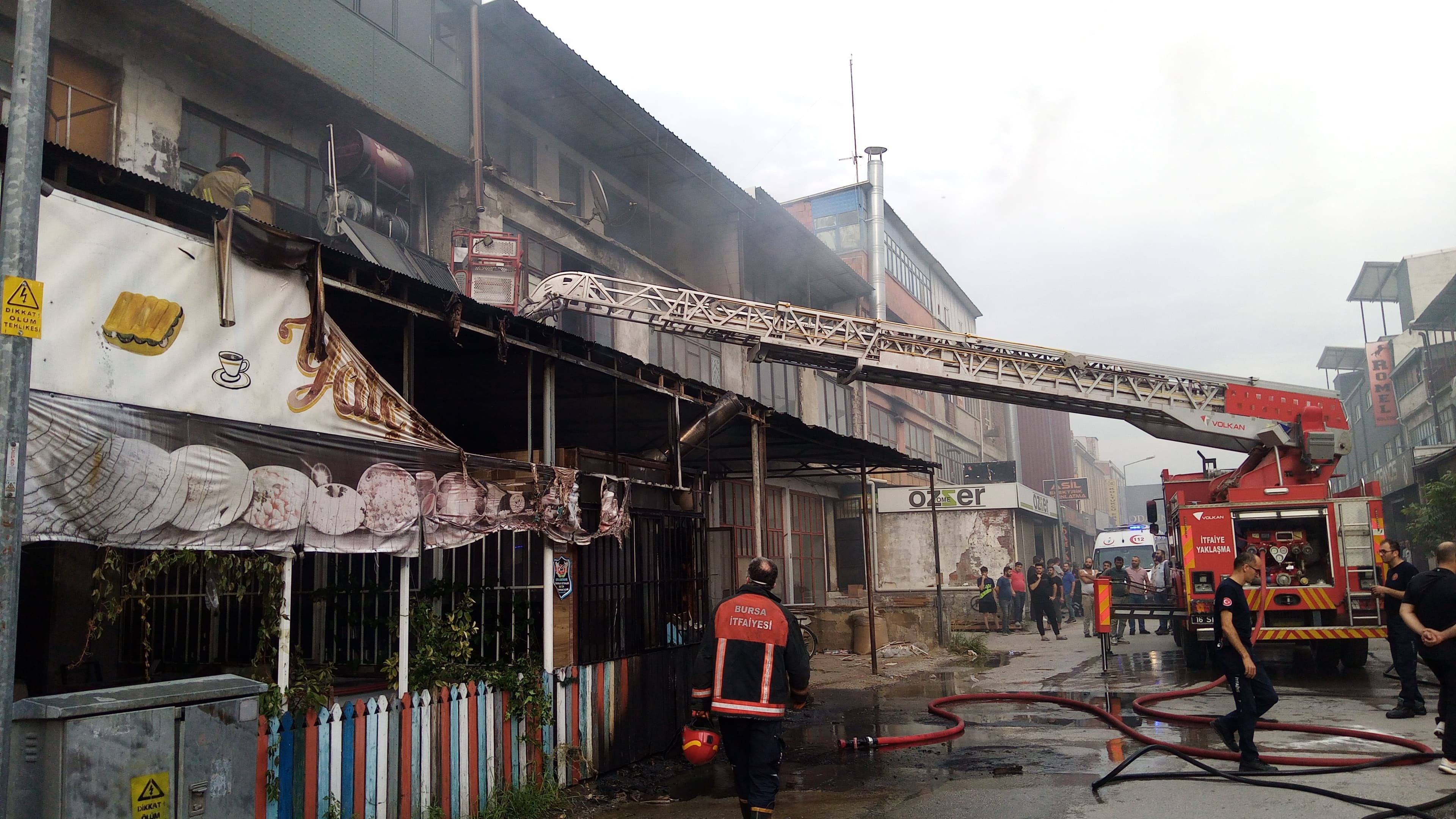 Bursa'nın İnegöl Ilçesinde Büfede Yangın 1 Yaralı (4)