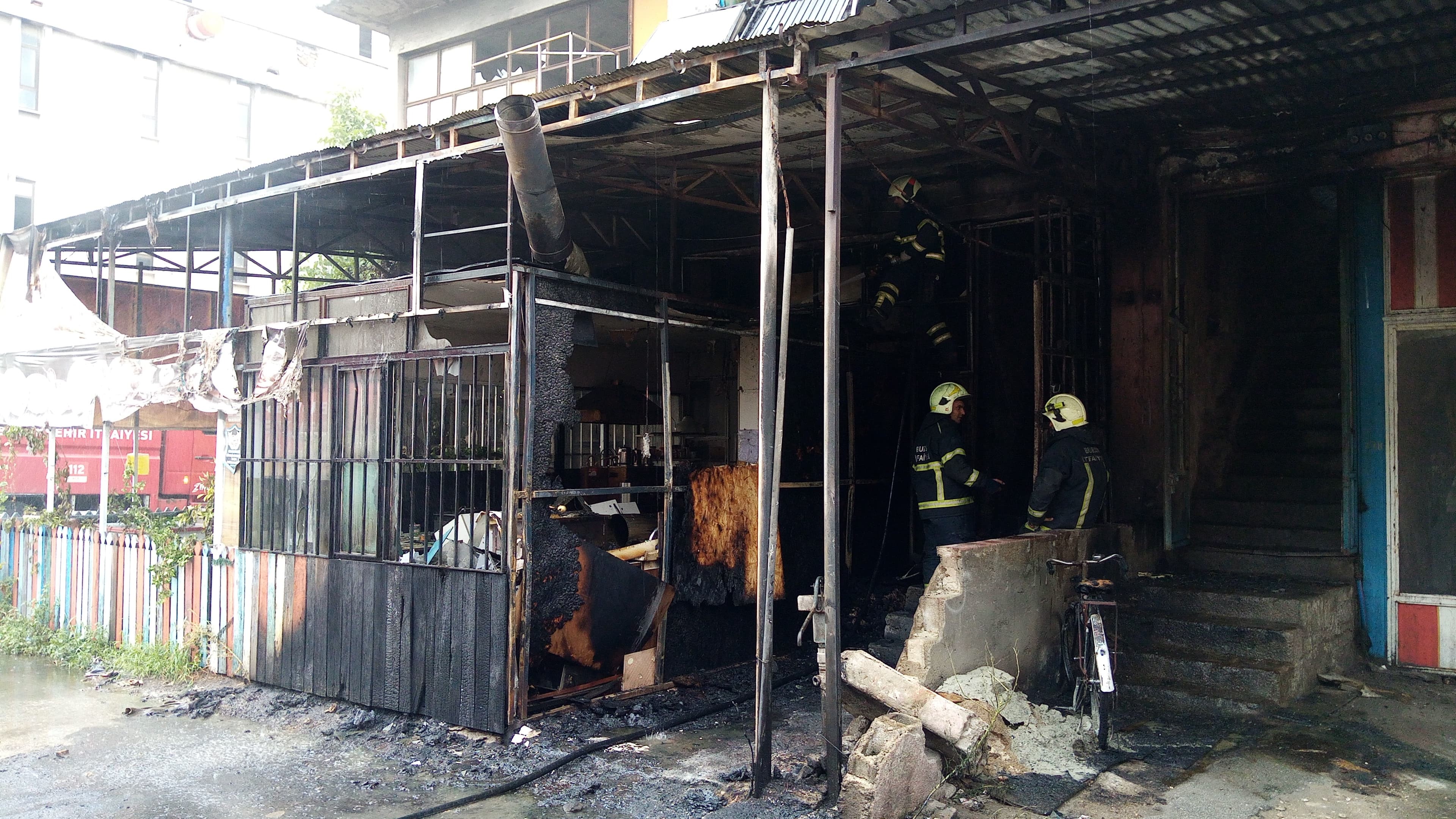 Bursa'nın İnegöl Ilçesinde Büfede Yangın 1 Yaralı (5)