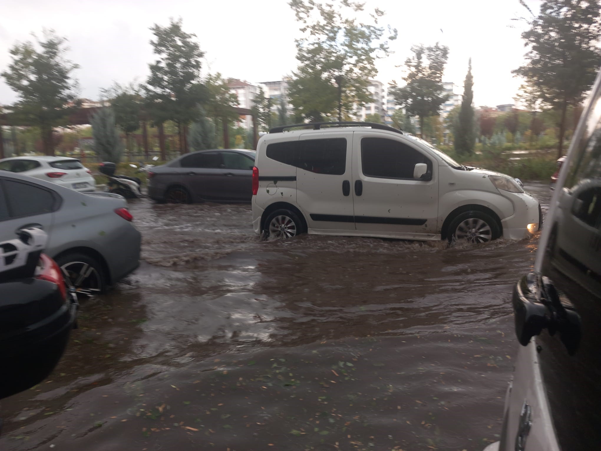 Diyarbakır’da Fırtına Ve Dolu Yağışı Hayatı Felç Etti