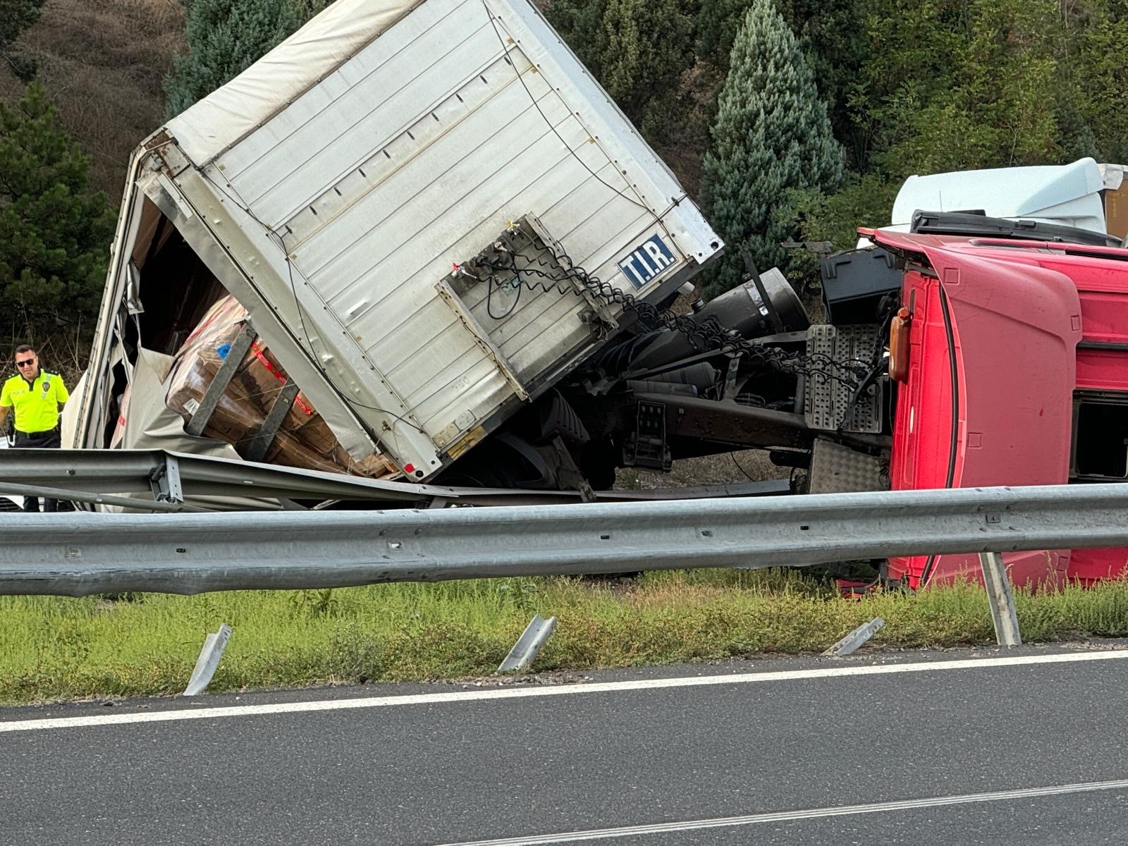 Düzce'de Kolonya Yüklü Tırın Devrilmesi Trafiği Aksattı (1)