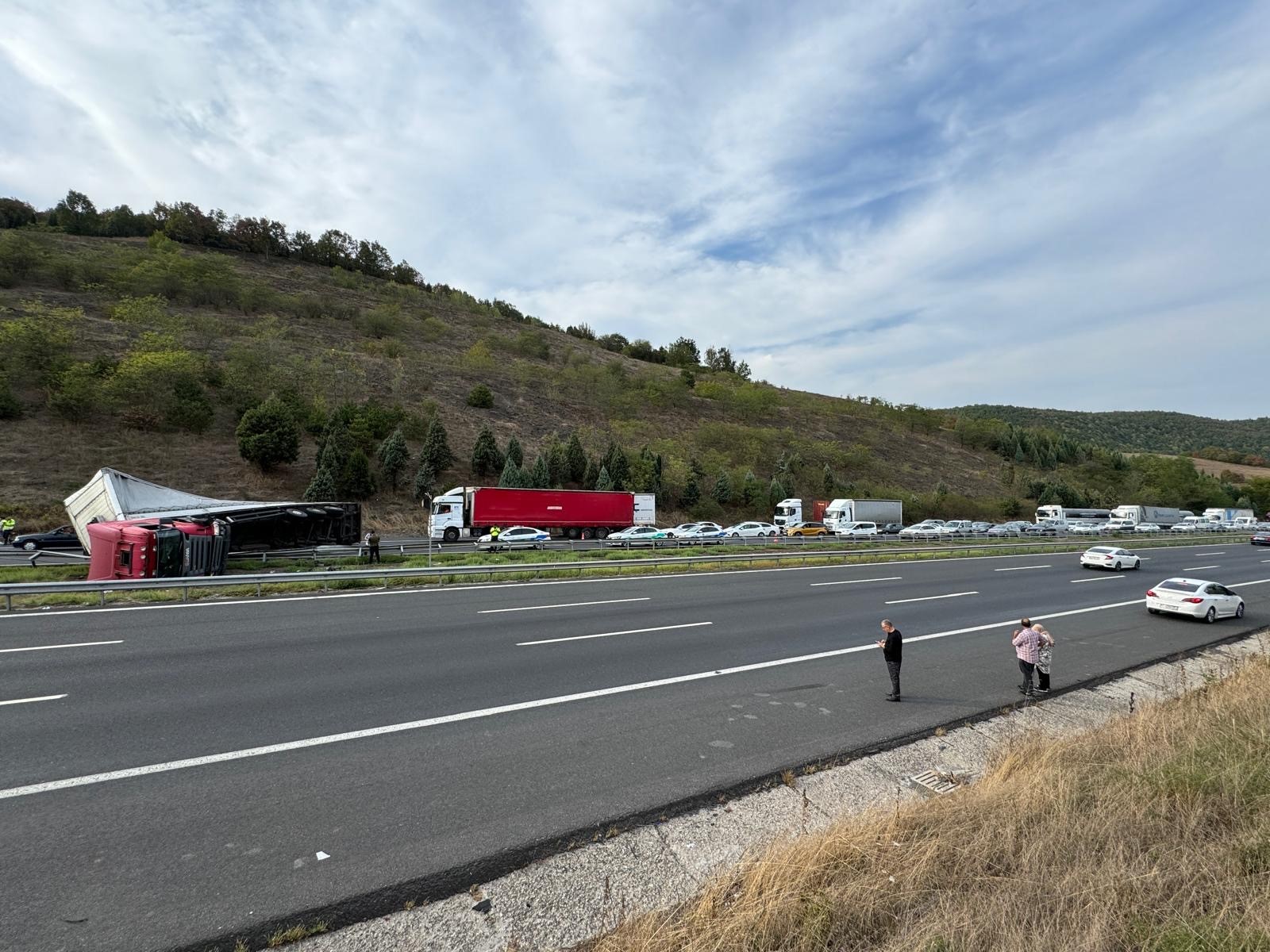 Düzce'de Kolonya Yüklü Tırın Devrilmesi Trafiği Aksattı (3)