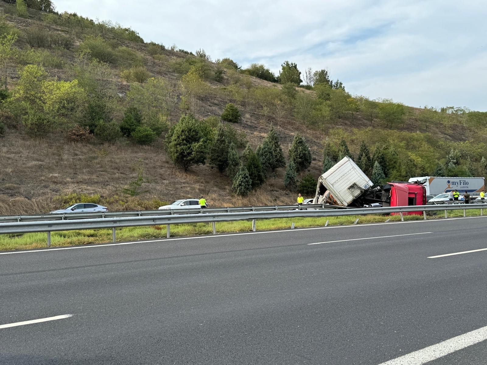 Düzce'de Kolonya Yüklü Tırın Devrilmesi Trafiği Aksattı (4)