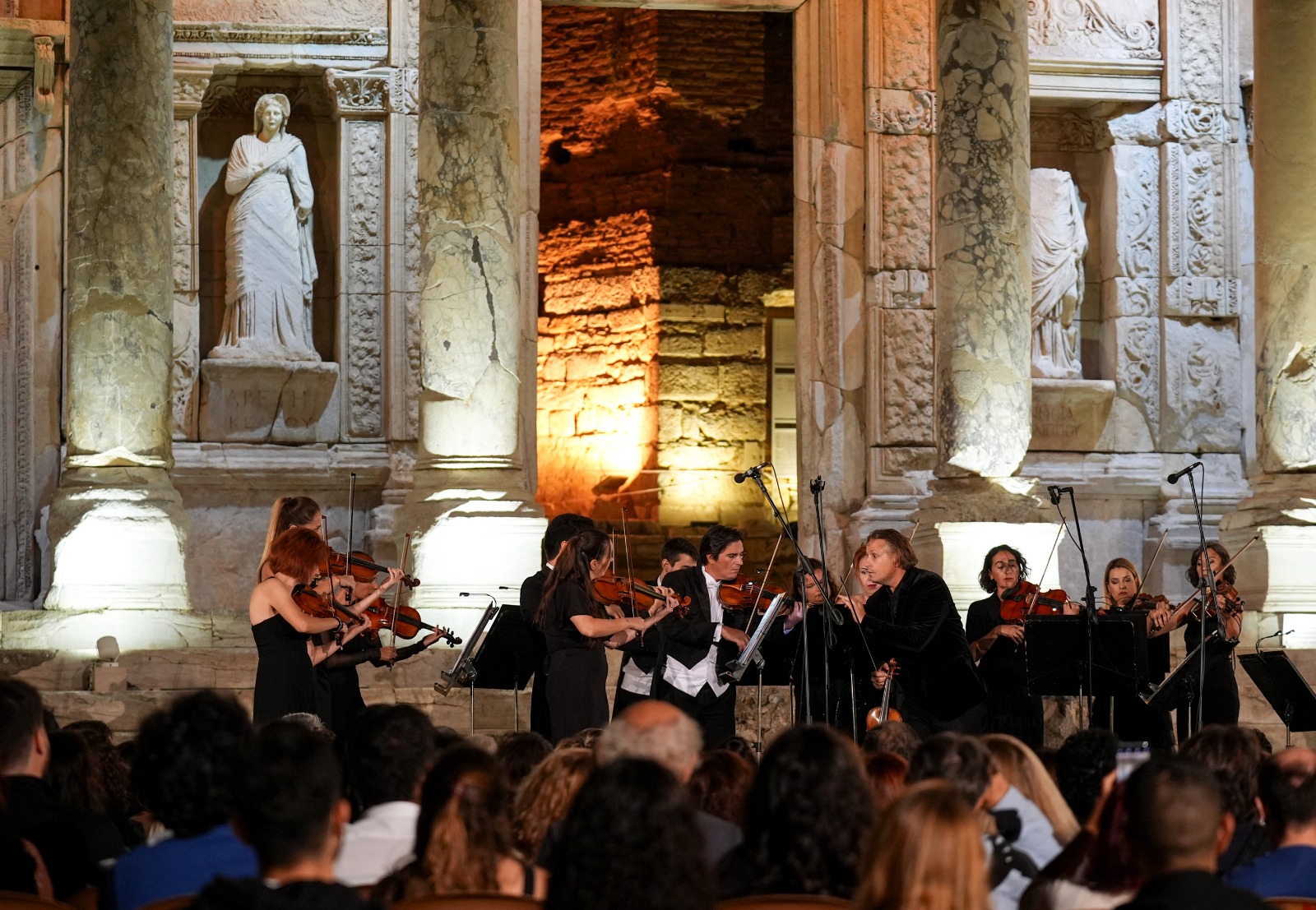 Efes Antik Kenti'nde Unutulmaz Bir Gece Gece Müzeciliği Konser Serisi (2)