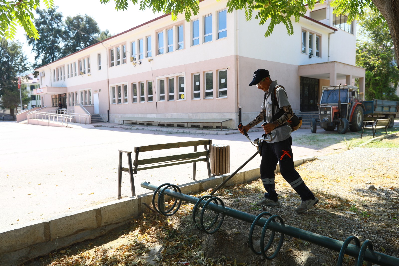 Efes Selçuk Belediyesi'nden Okullara Temizlik Seferberliği!1