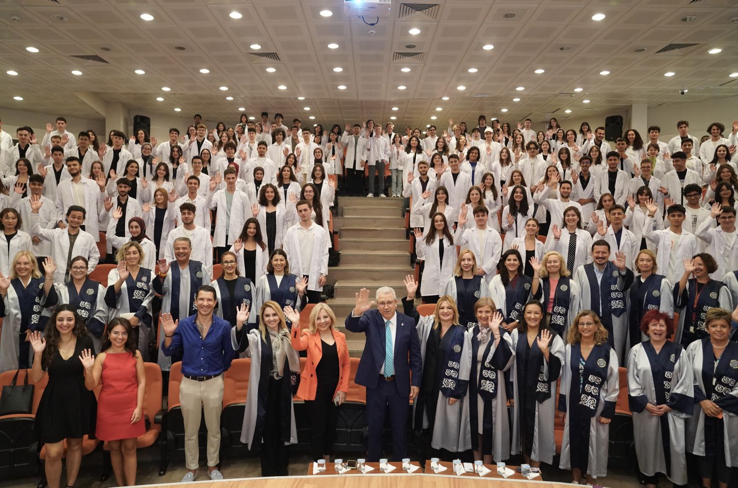 Ege Üniversitesi’nde Beyaz Önlük Heyecanı Genç Sağlıkçılar Mesleğe Adım Attı (2)-1