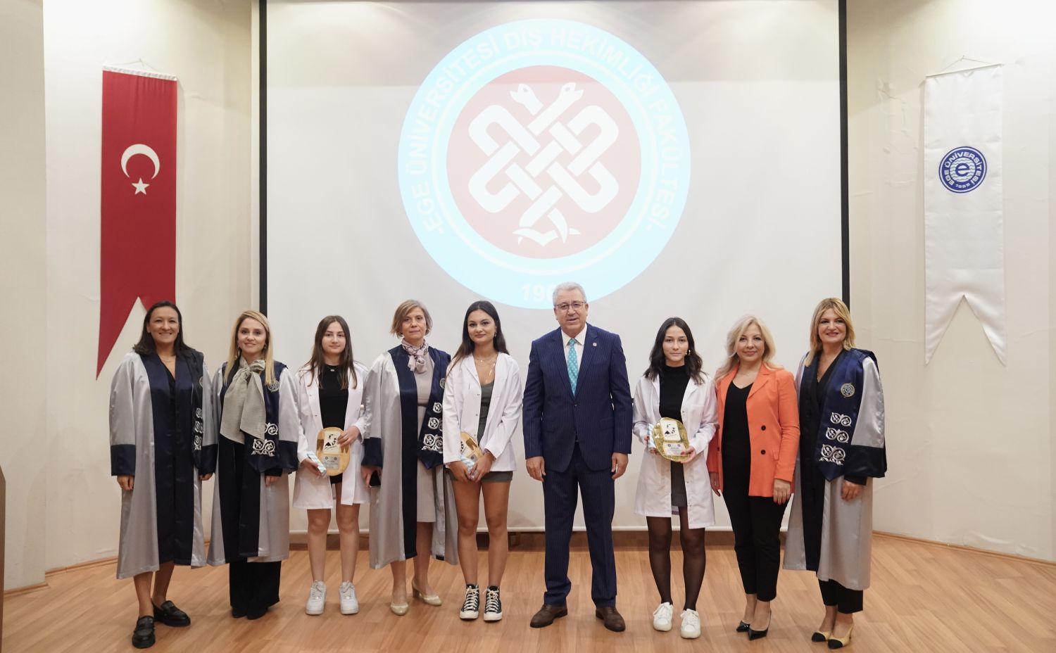 Ege Üniversitesi’nde Beyaz Önlük Heyecanı Genç Sağlıkçılar Mesleğe Adım Attı (2)