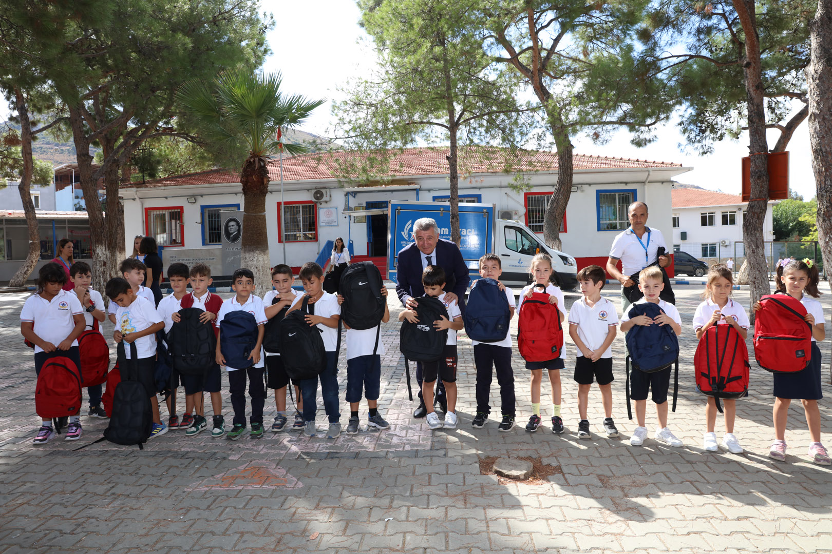 Güzelbahçe Belediyesi'nden 1500 Öğrenciye Kırtasiye Yardımı0