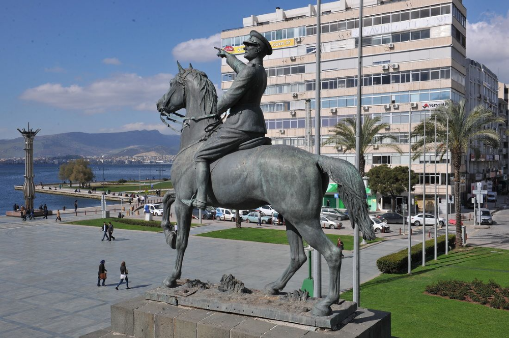 İzmir Atatürk Anıtı