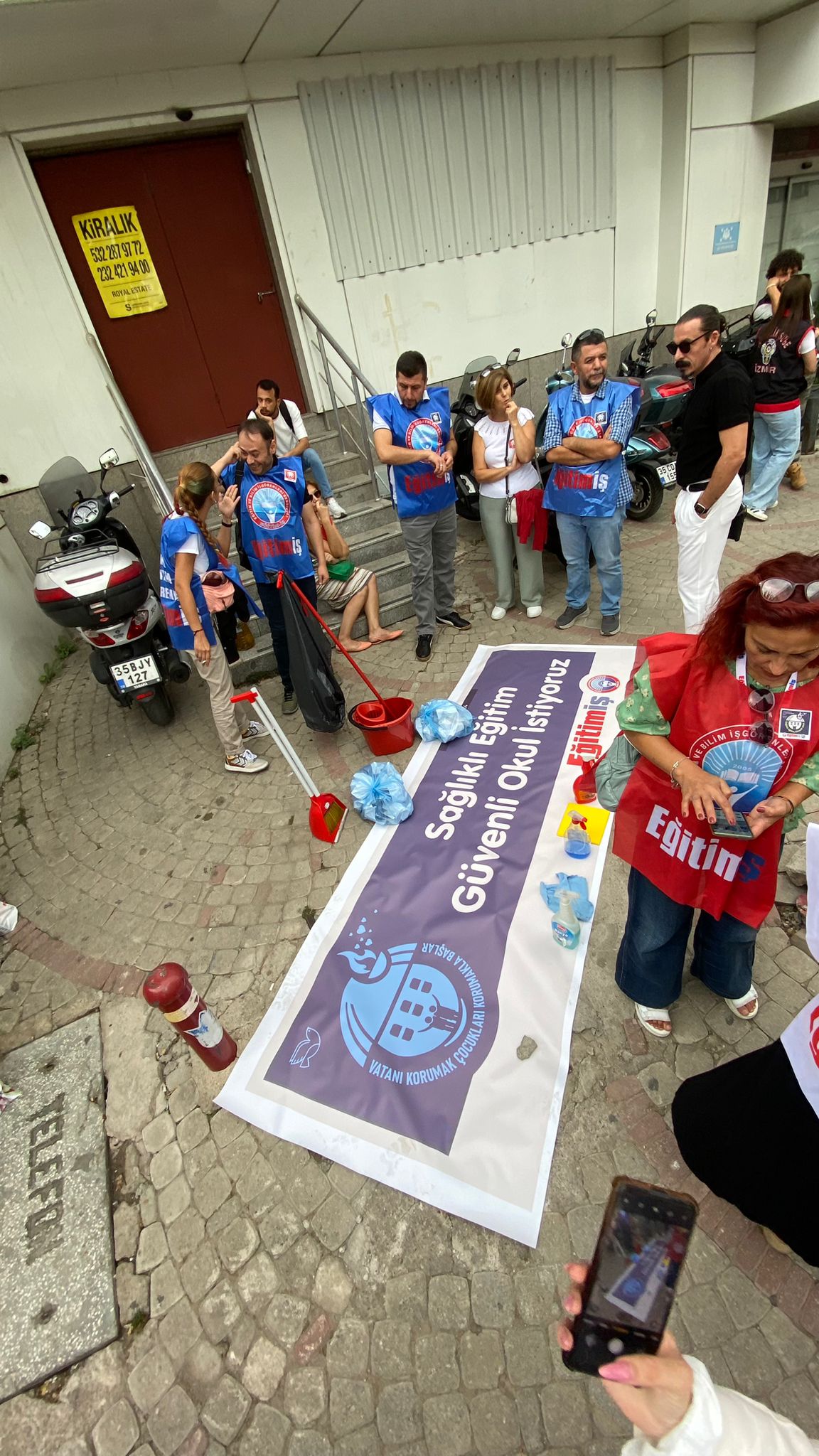 İzmir'de Öğretmenler İl Milli Eğitim’in Önünde Oturma Eyleminde (2)