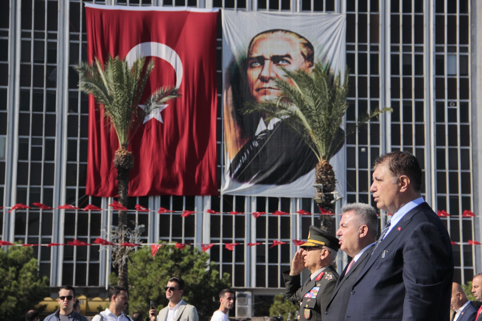 İzmir'in 102. Yaş Günü Coşkuyla Kutlanıyor