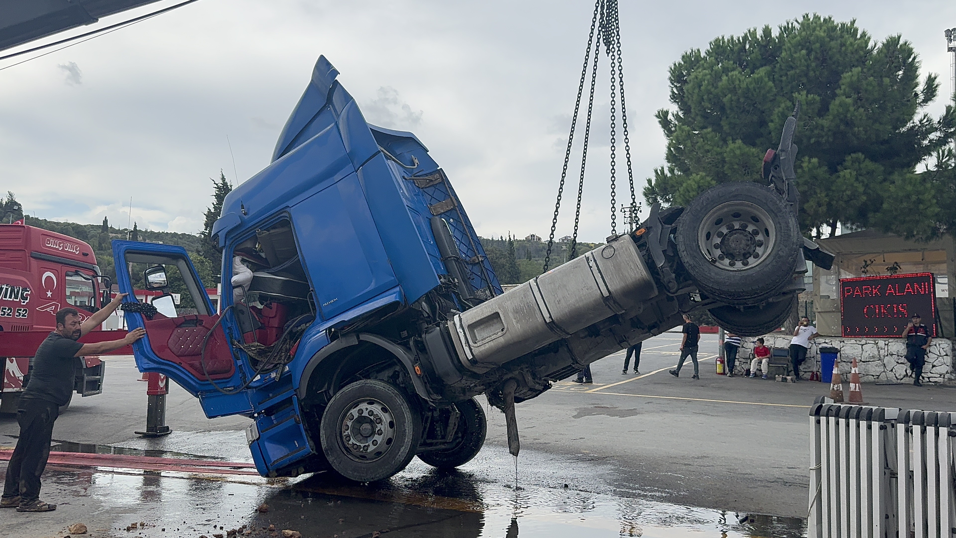 Kocaeli'de Freni Boşalan Tır Denize Düştü Yaralı Yok (2)