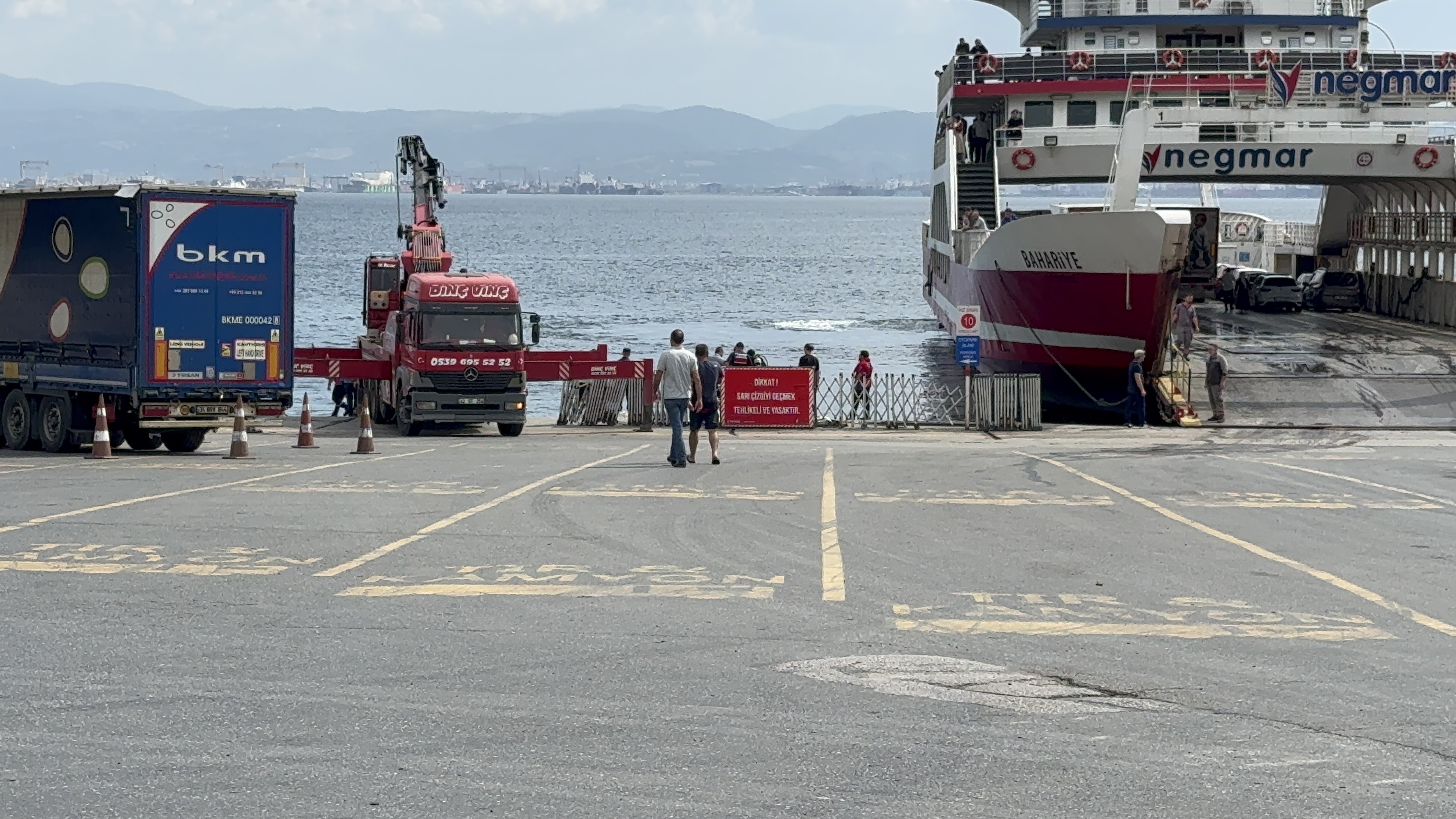 Kocaeli'de Freni Boşalan Tır Denize Düştü Yaralı Yok (6)