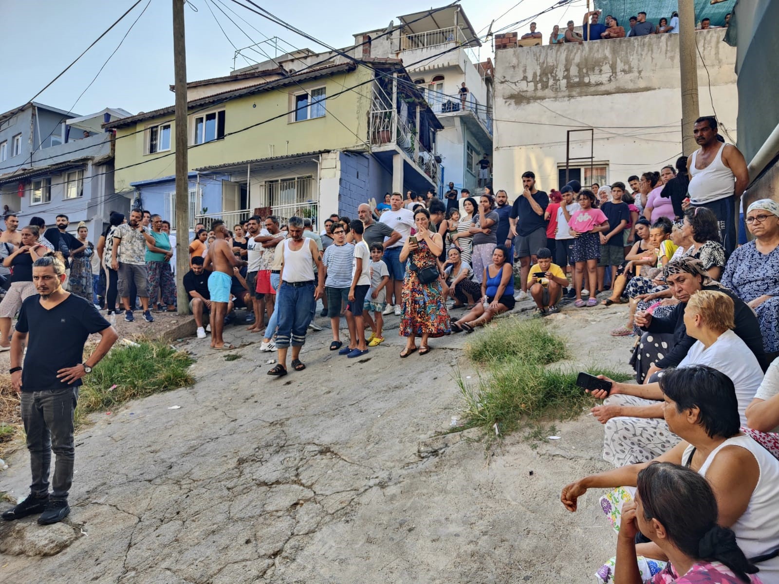 Kuşadası'nda Kadın Cinayeti Eşini Vuran Zanlı Kaçtı0