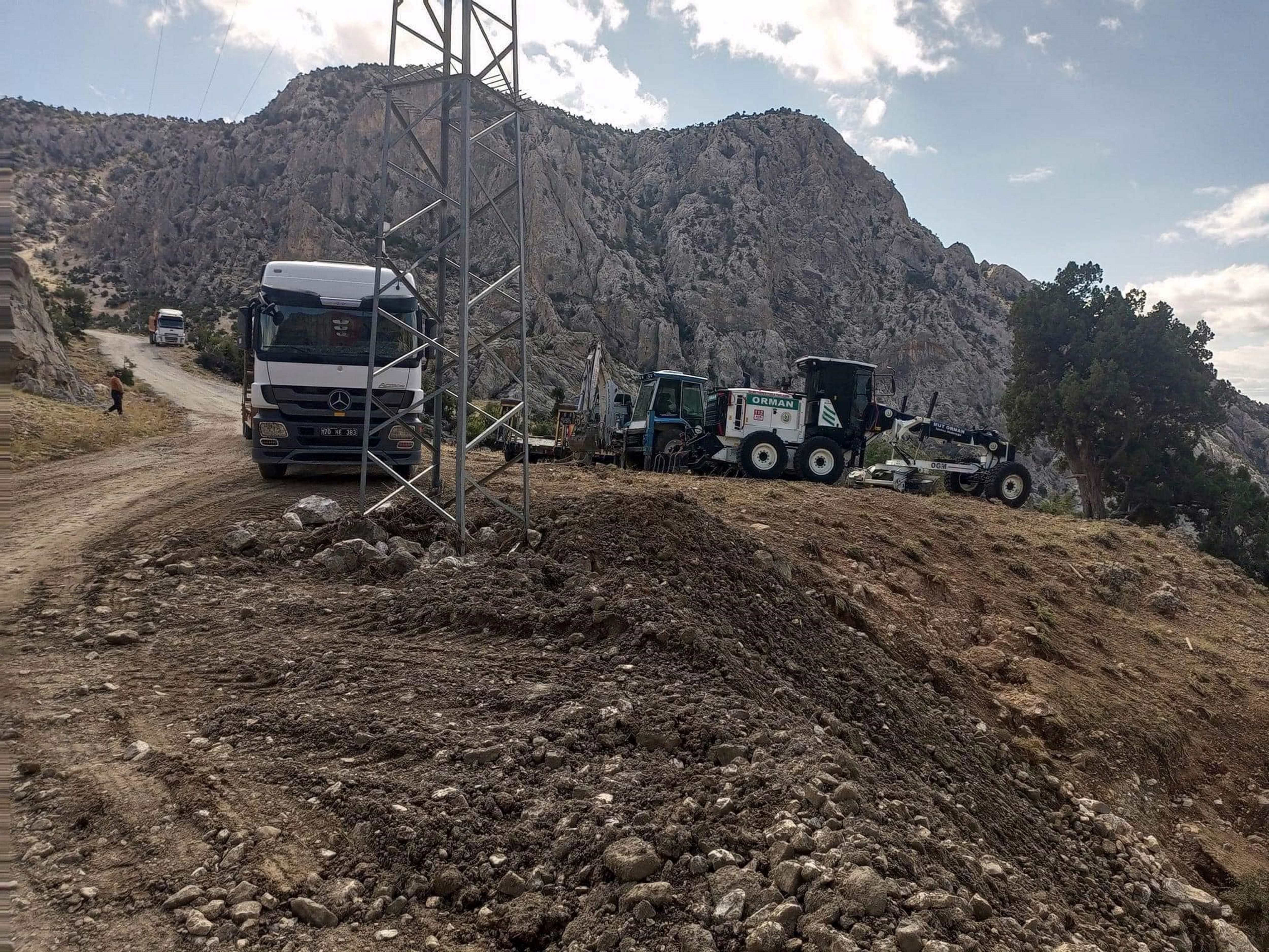 Mersin'de Sel Ve Heyelan Sonrası Kapanan Yol Ekipler Tarafından Yeniden Açıldı (1)