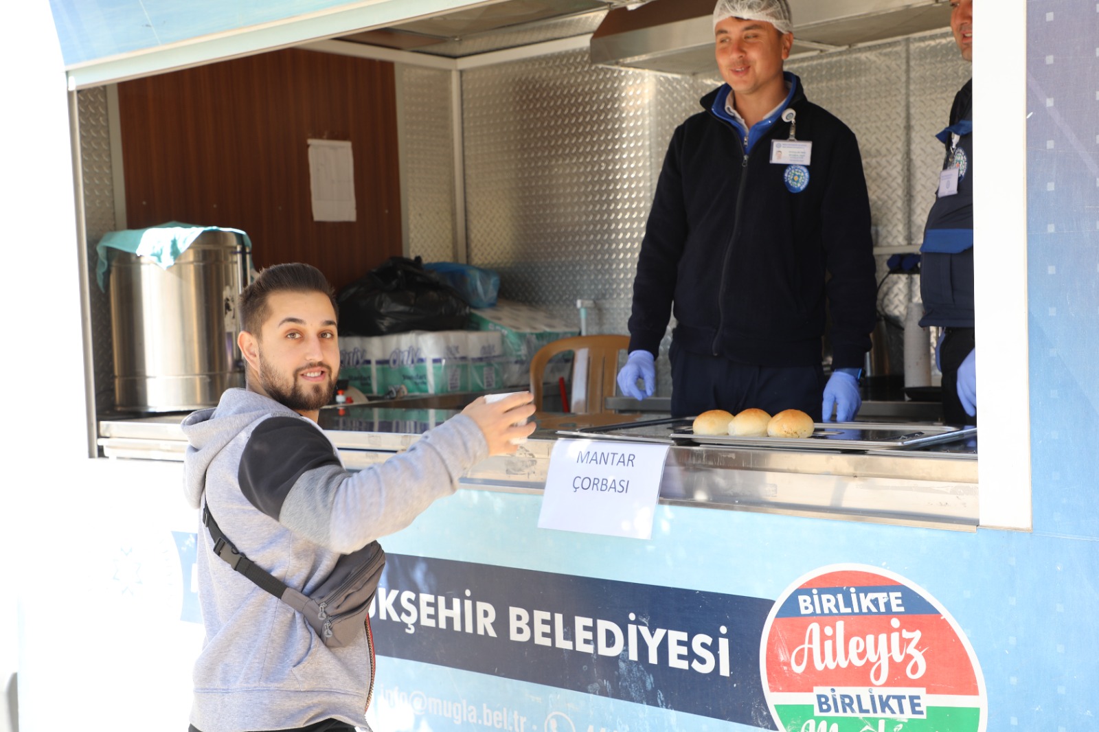 Muğla Büyükşehir Belediyesi'nden Üniversite Öğrencilerine Sıcak Çorba Hizmeti (1)