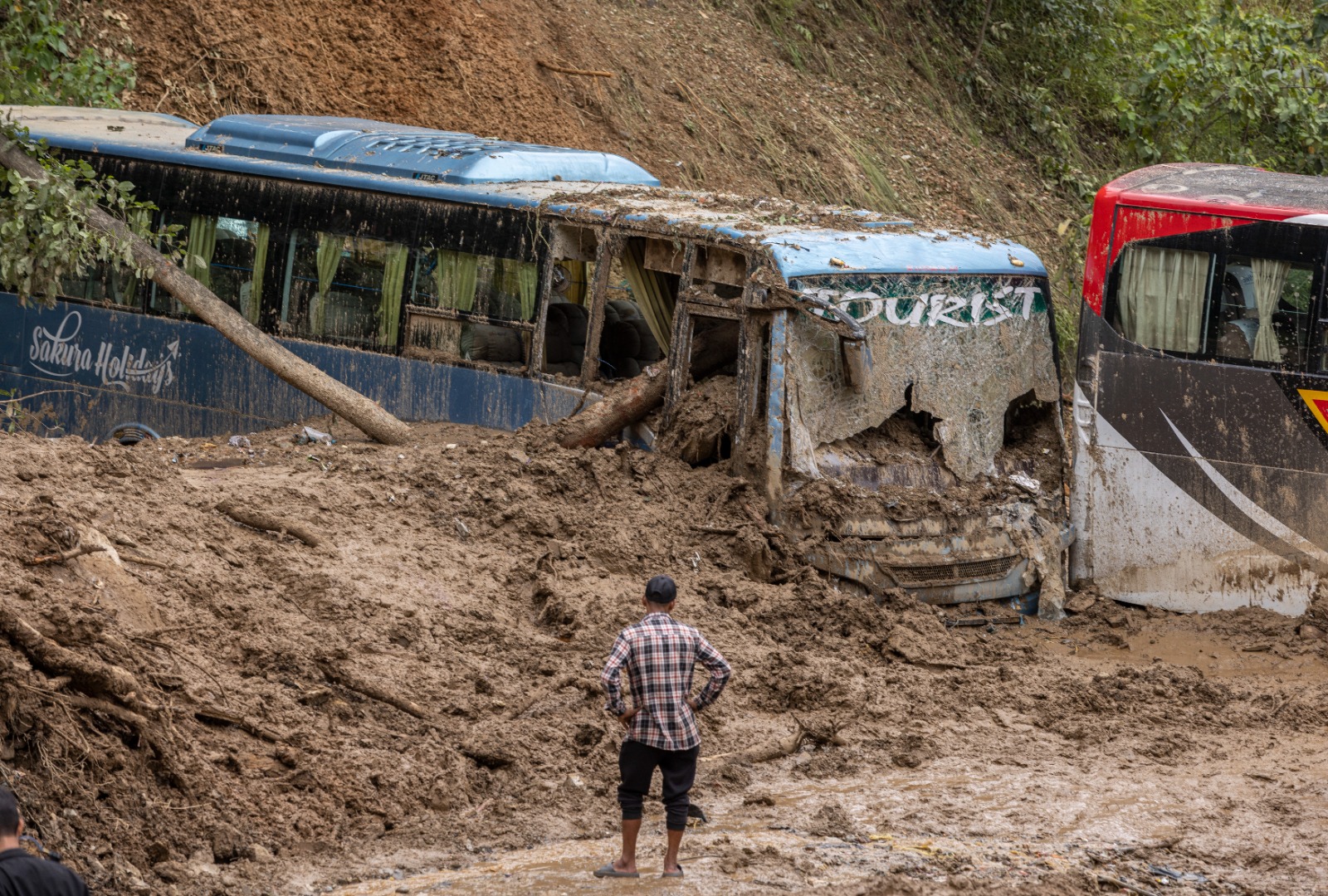 Nepal’de Yaşanan Doğal Afetlerde Can Kaybı 151’E Yükseldi