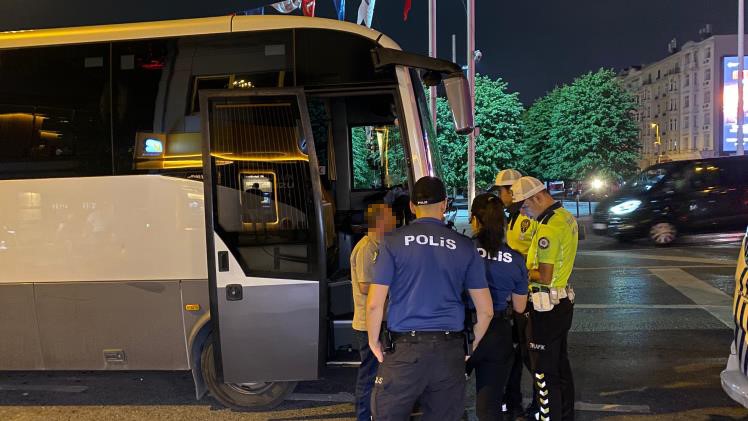 Taksim Meydanı'nda Gbt Ve Araç Kontrolü (2)