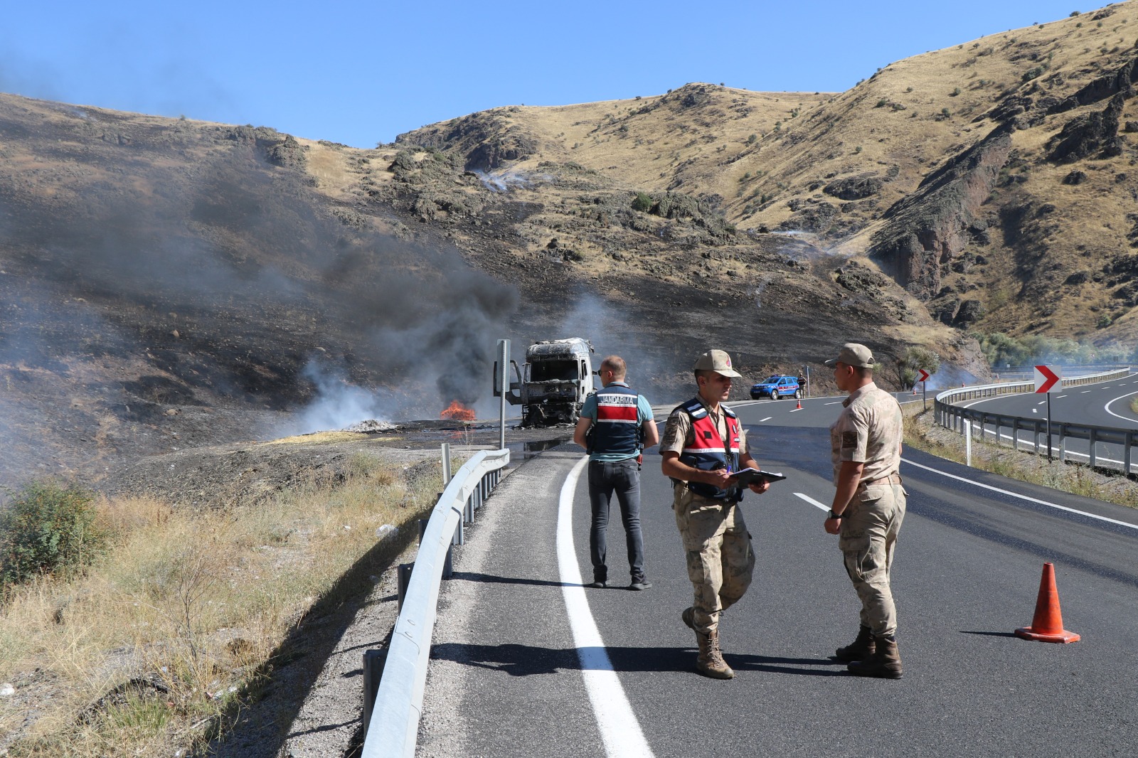 Tır Alev Aldı Sürücü Son Anda Kurtuldu0