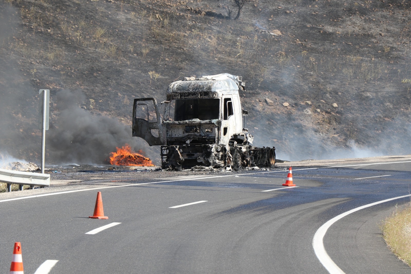 Tır Alev Aldı Sürücü Son Anda Kurtuldu2