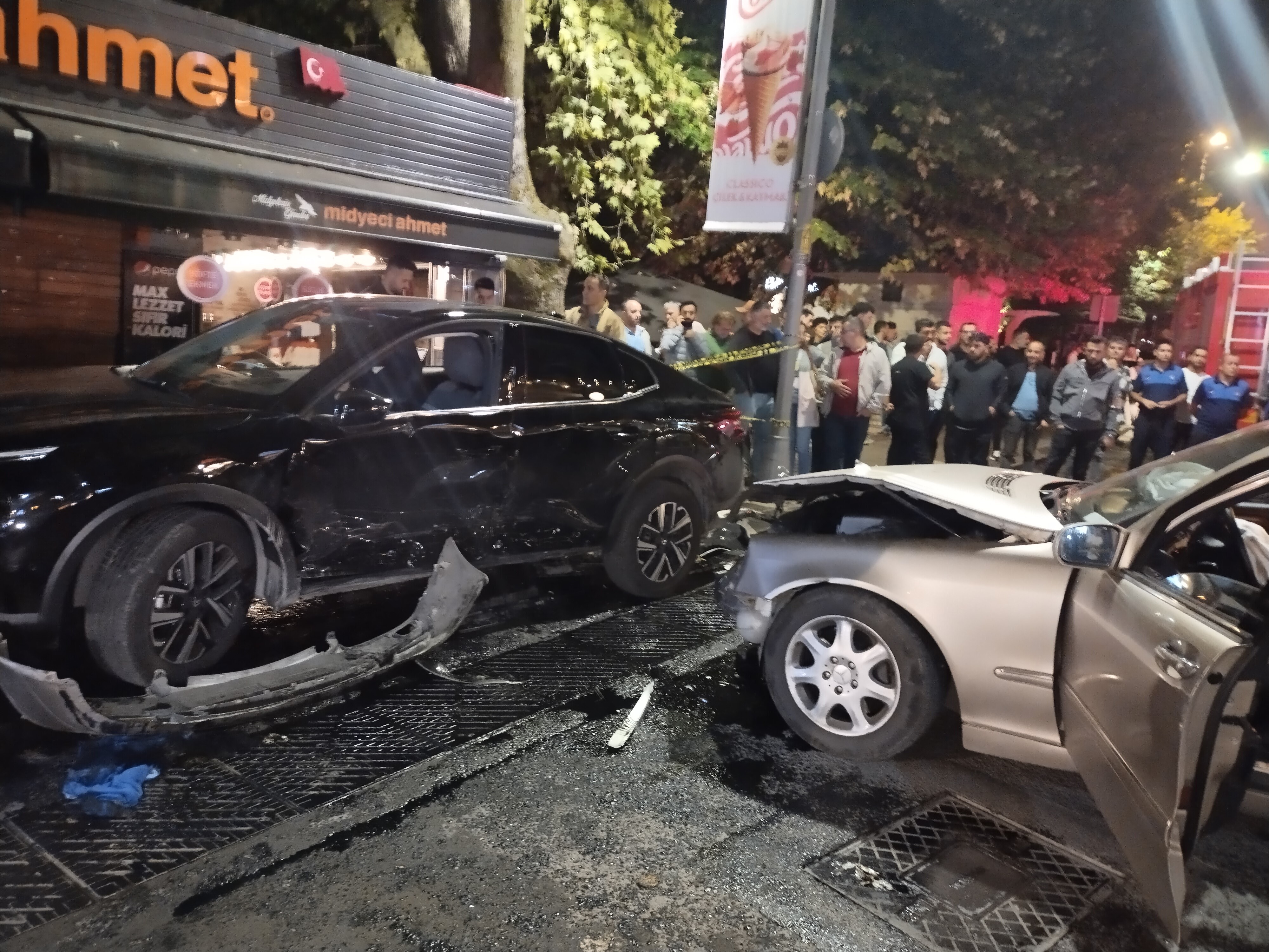 Üsküdar'da Kontrolden Çıkan Araç Park Halindeki Araca Çarptı 4 Yaralı (5)