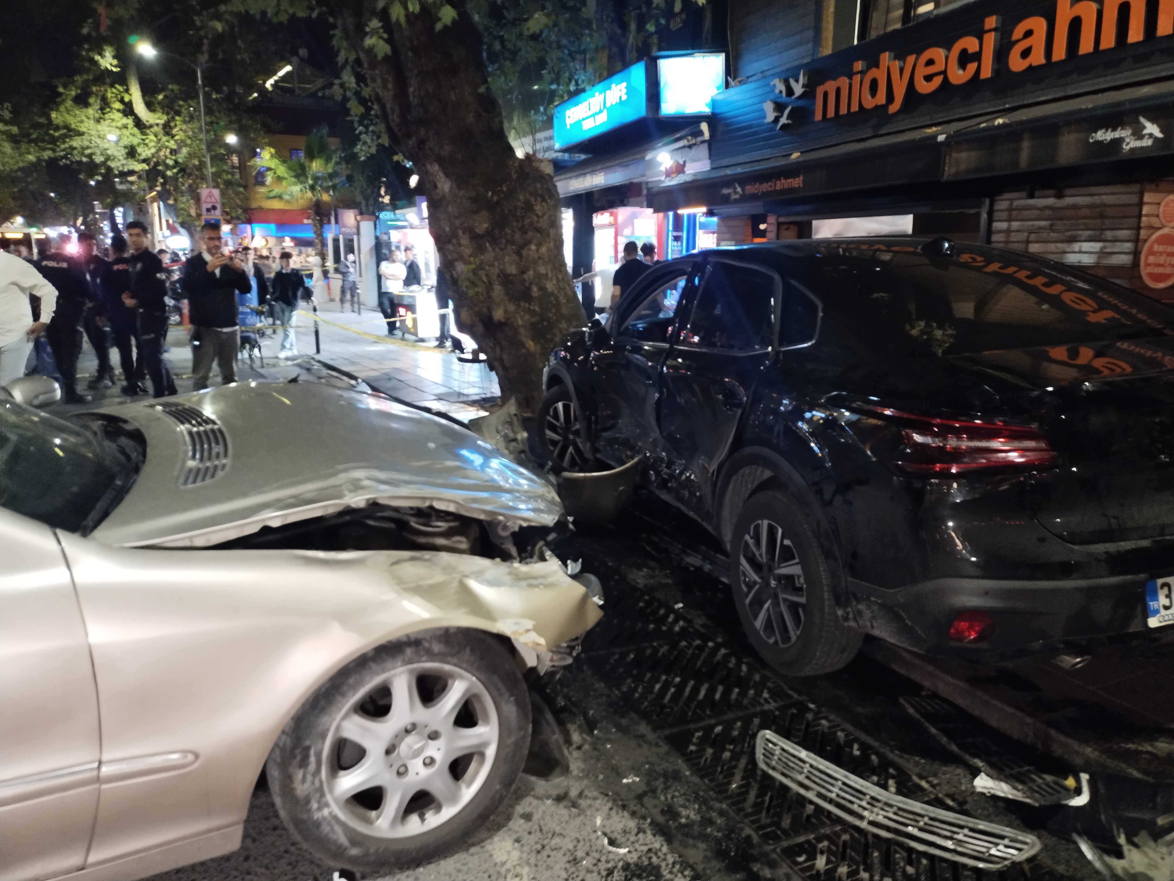 Üsküdar'da Kontrolden Çıkan Araç Park Halindeki Araca Çarptı 4 Yaralı (6)