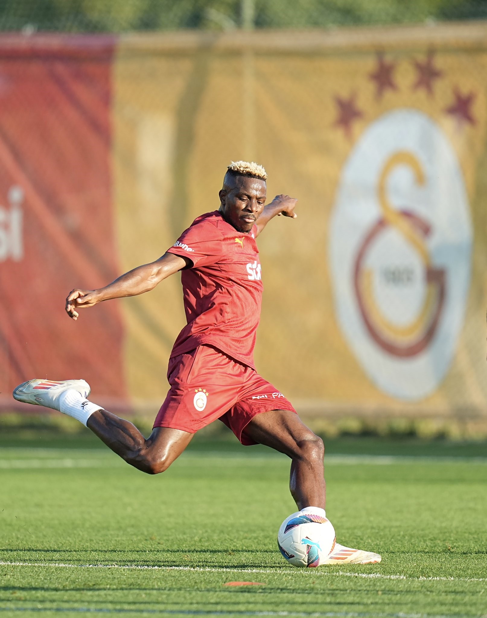 Victor Osimhen, Galatasaray'da Ilk Antrenmanına Çıktı (4)