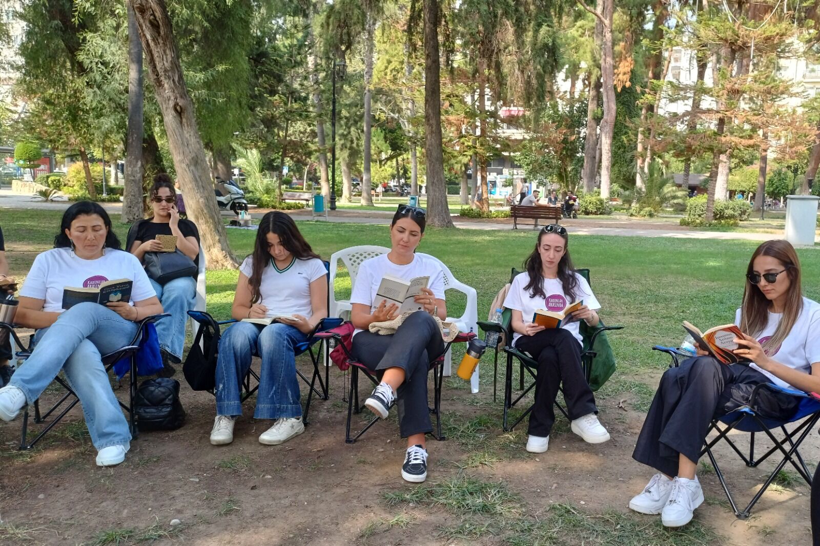 Adana’da Teknoloji Bağımlılığına Dikkat Vatandaşlar Parkta Kitap Okudu (2)
